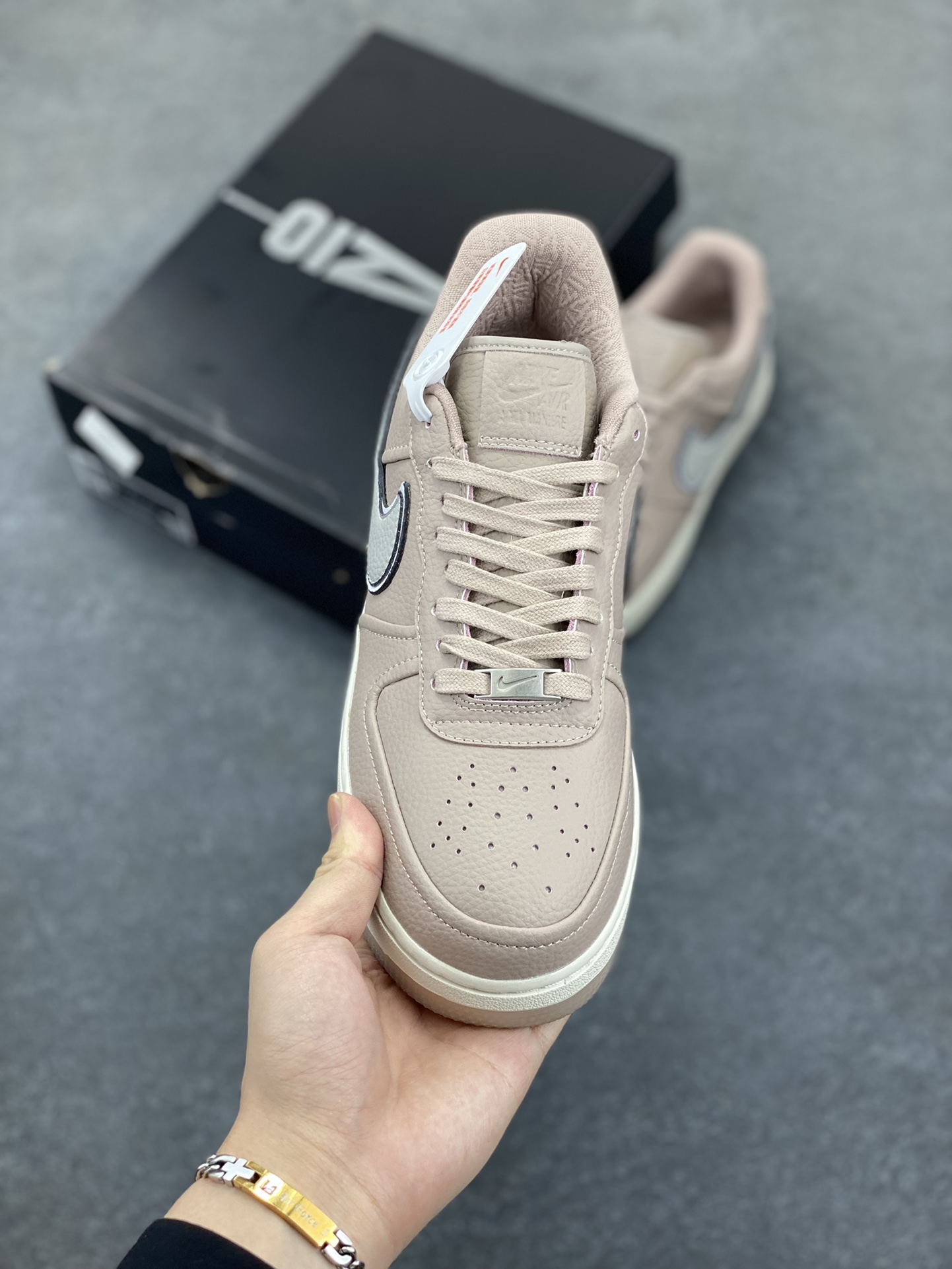 图片[2]-Nike Air Force 1 Low 空军一号低帮百搭休闲运动板鞋。柔软、弹性十足的缓震性能和出色的中底设计，横跨复古与现代的外型结合，造就出风靡全球三十多年的Force 1，直到今天还深受青睐。 货号：HF4084-200 尺码：36 36.5 37.5 38 38.5 39 40 40.5 41 42 42.5 43 44 44.5 45-选品中心