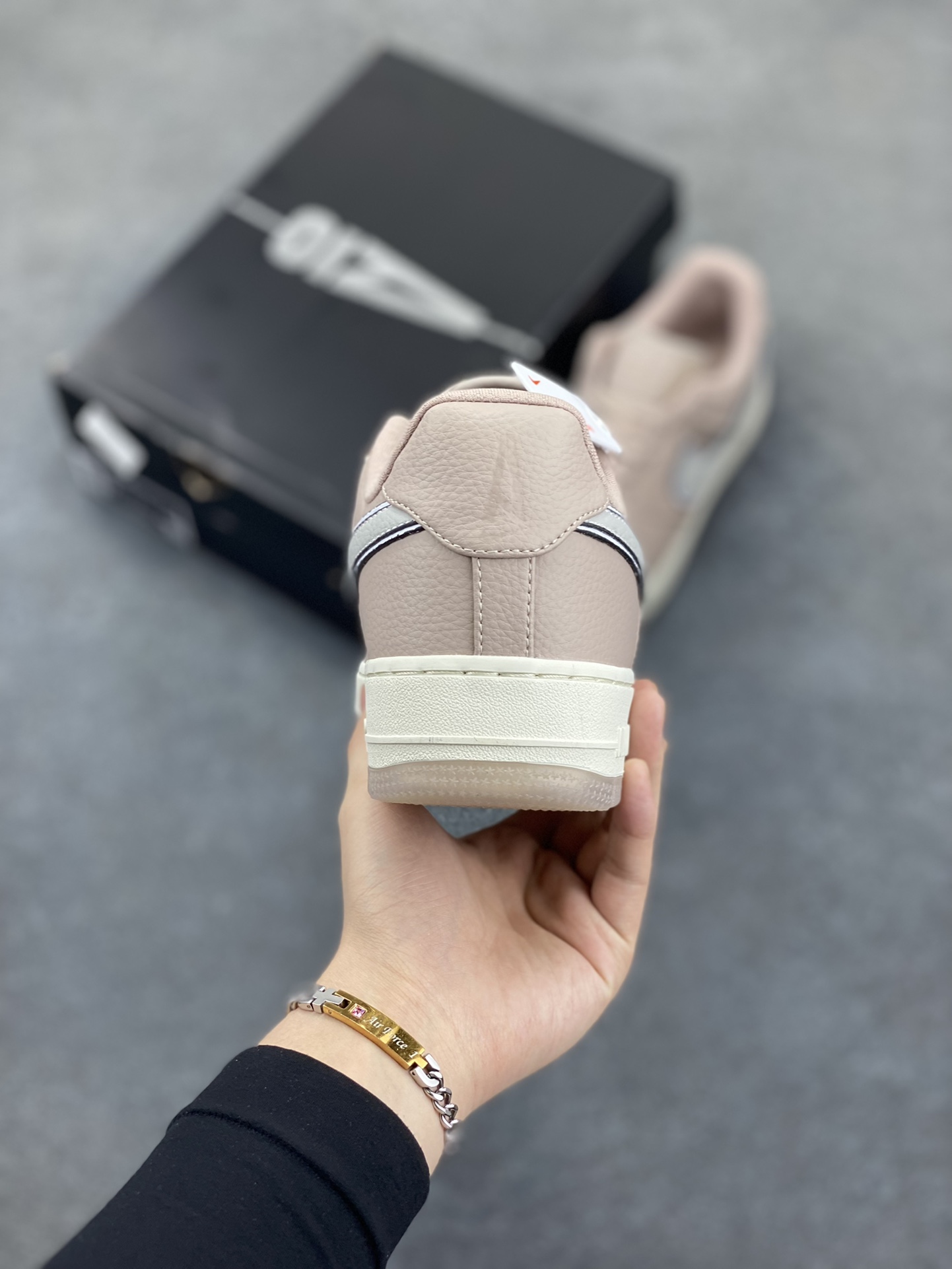 图片[4]-Nike Air Force 1 Low 空军一号低帮百搭休闲运动板鞋。柔软、弹性十足的缓震性能和出色的中底设计，横跨复古与现代的外型结合，造就出风靡全球三十多年的Force 1，直到今天还深受青睐。 货号：HF4084-200 尺码：36 36.5 37.5 38 38.5 39 40 40.5 41 42 42.5 43 44 44.5 45-选品中心