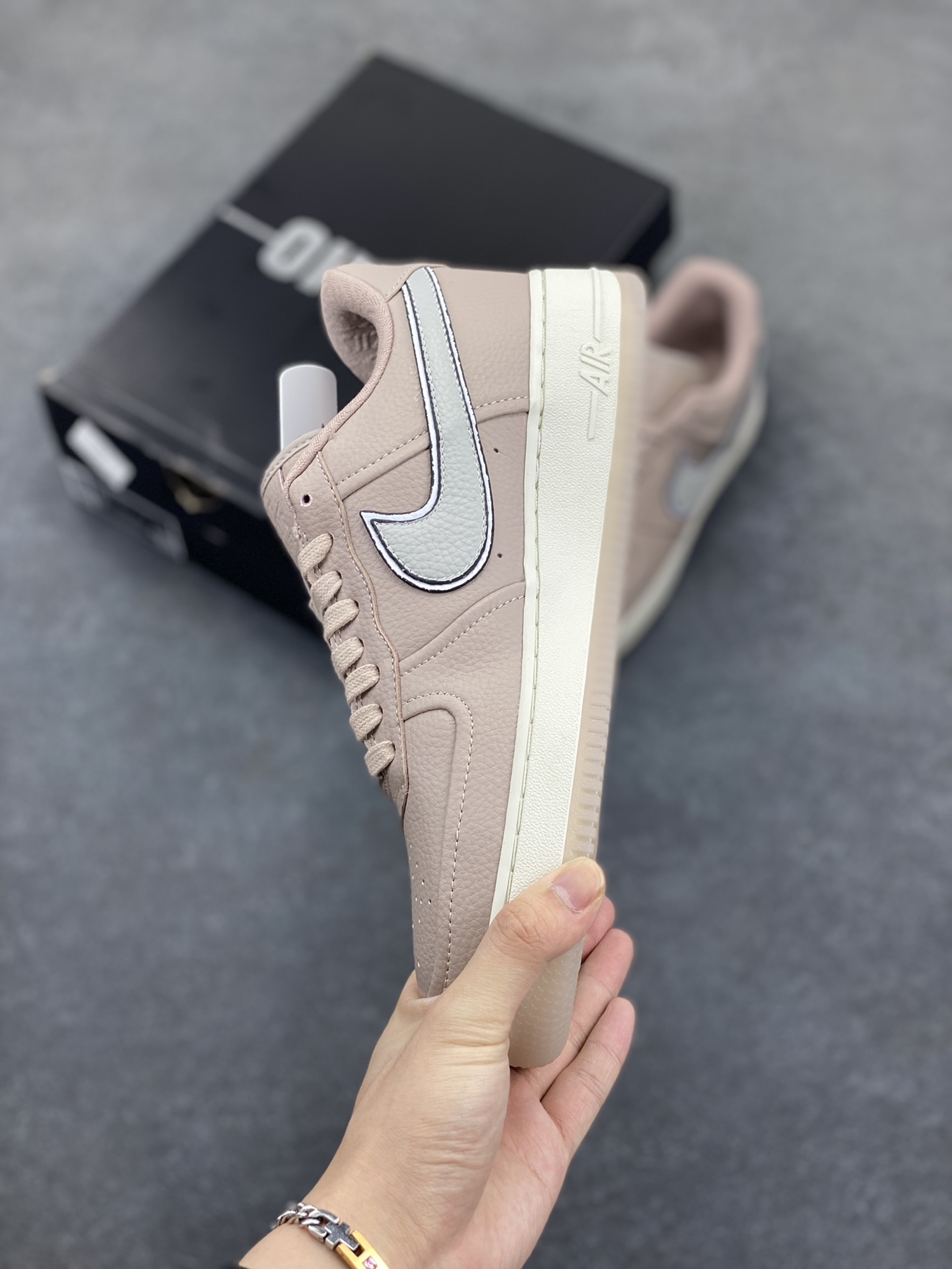 图片[3]-Nike Air Force 1 Low 空军一号低帮百搭休闲运动板鞋。柔软、弹性十足的缓震性能和出色的中底设计，横跨复古与现代的外型结合，造就出风靡全球三十多年的Force 1，直到今天还深受青睐。 货号：HF4084-200 尺码：36 36.5 37.5 38 38.5 39 40 40.5 41 42 42.5 43 44 44.5 45-选品中心