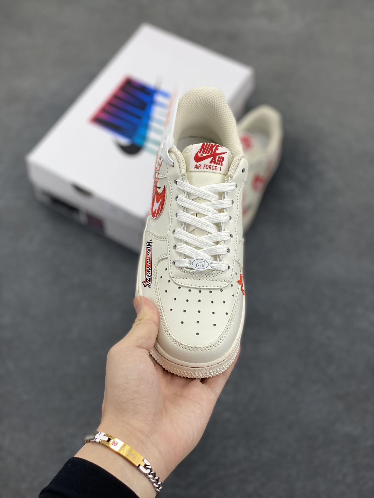 图片[2]-Nike Air Force 1\’07 Low \”Love Brain\” 520系列限定 恋爱脑 空军低帮休闲板鞋  #恋爱脑，是一种在爱情中极易沉溺的思维模式。陷入恋爱脑的人，往往将爱情视为生活的全部，情绪会随着恋人的态度剧烈起伏。对方的一句关心，能让其欣喜若狂；一次冷落，则会陷入自我怀疑与痛苦之中 货号：SD2023-024  尺码：36 36.5 37.5 38 38.5 39 40 40.5 41 42 42.5 43 44 44.5 45-选品中心