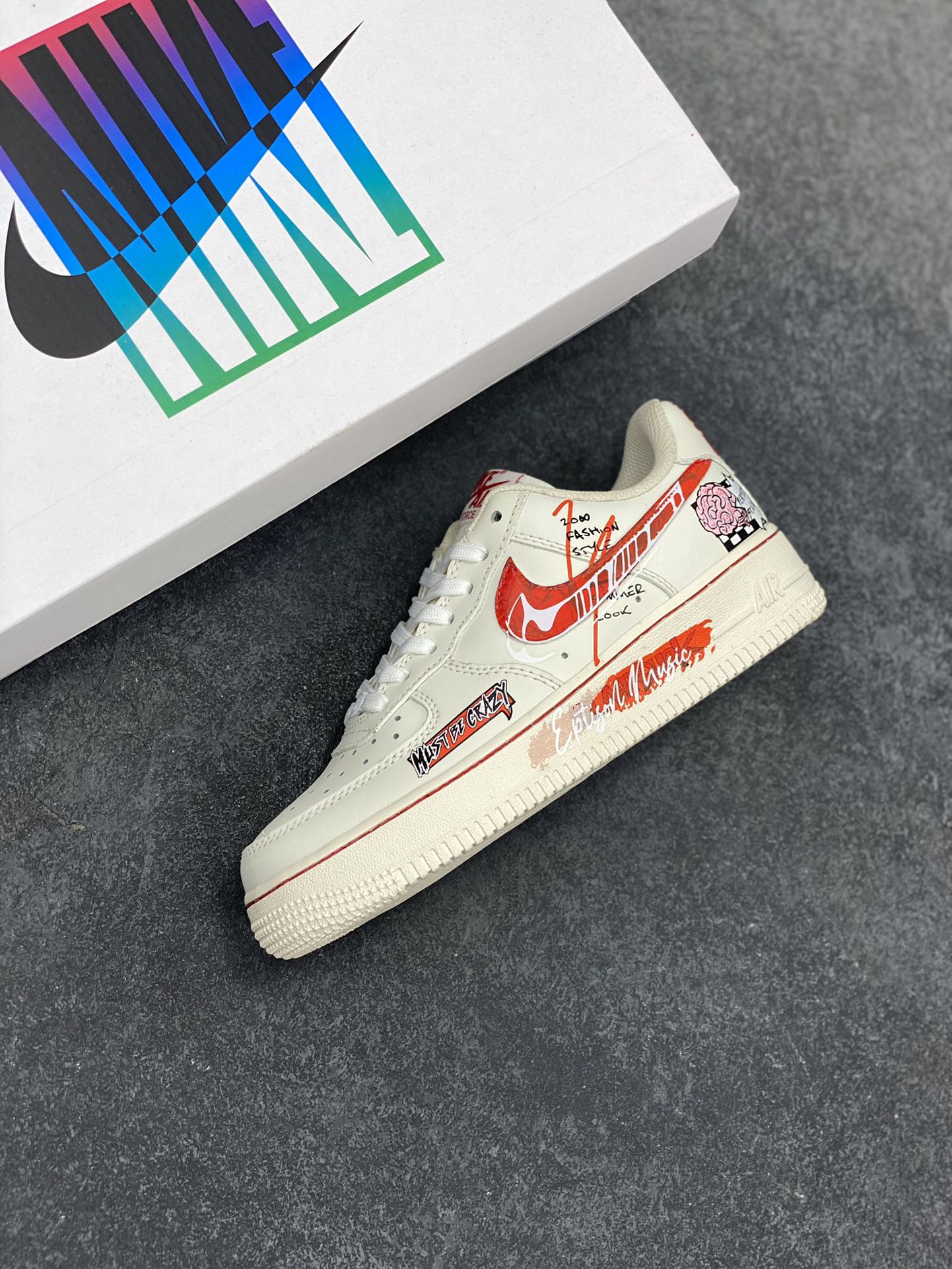 图片[7]-Nike Air Force 1\’07 Low \”Love Brain\” 520系列限定 恋爱脑 空军低帮休闲板鞋  #恋爱脑，是一种在爱情中极易沉溺的思维模式。陷入恋爱脑的人，往往将爱情视为生活的全部，情绪会随着恋人的态度剧烈起伏。对方的一句关心，能让其欣喜若狂；一次冷落，则会陷入自我怀疑与痛苦之中 货号：SD2023-024  尺码：36 36.5 37.5 38 38.5 39 40 40.5 41 42 42.5 43 44 44.5 45-选品中心