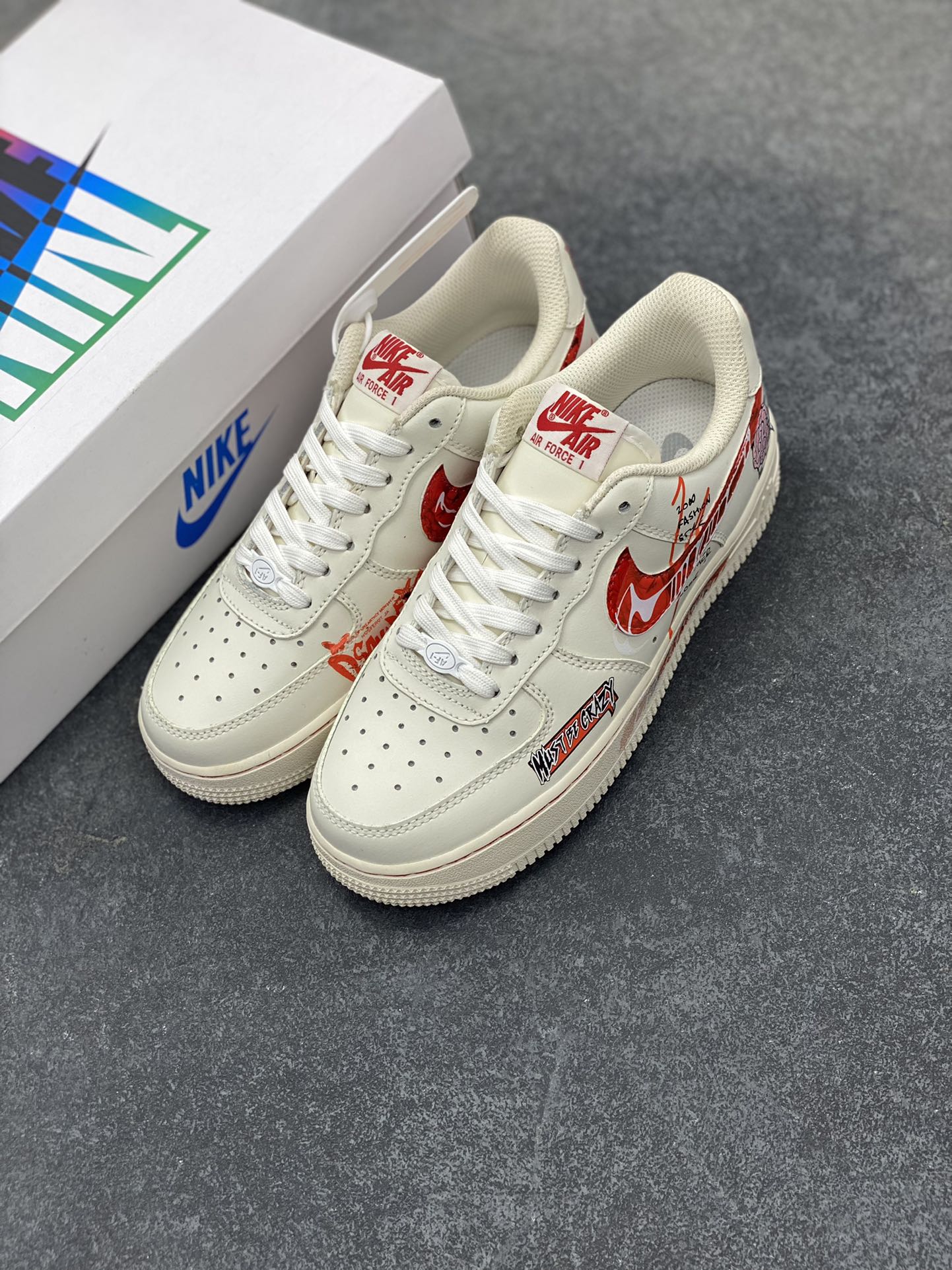 图片[8]-Nike Air Force 1\’07 Low \”Love Brain\” 520系列限定 恋爱脑 空军低帮休闲板鞋  #恋爱脑，是一种在爱情中极易沉溺的思维模式。陷入恋爱脑的人，往往将爱情视为生活的全部，情绪会随着恋人的态度剧烈起伏。对方的一句关心，能让其欣喜若狂；一次冷落，则会陷入自我怀疑与痛苦之中 货号：SD2023-024  尺码：36 36.5 37.5 38 38.5 39 40 40.5 41 42 42.5 43 44 44.5 45-选品中心