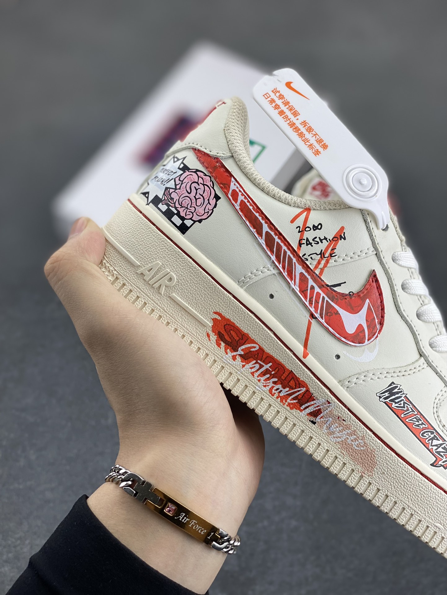 图片[6]-Nike Air Force 1\’07 Low \”Love Brain\” 520系列限定 恋爱脑 空军低帮休闲板鞋  #恋爱脑，是一种在爱情中极易沉溺的思维模式。陷入恋爱脑的人，往往将爱情视为生活的全部，情绪会随着恋人的态度剧烈起伏。对方的一句关心，能让其欣喜若狂；一次冷落，则会陷入自我怀疑与痛苦之中 货号：SD2023-024  尺码：36 36.5 37.5 38 38.5 39 40 40.5 41 42 42.5 43 44 44.5 45-选品中心