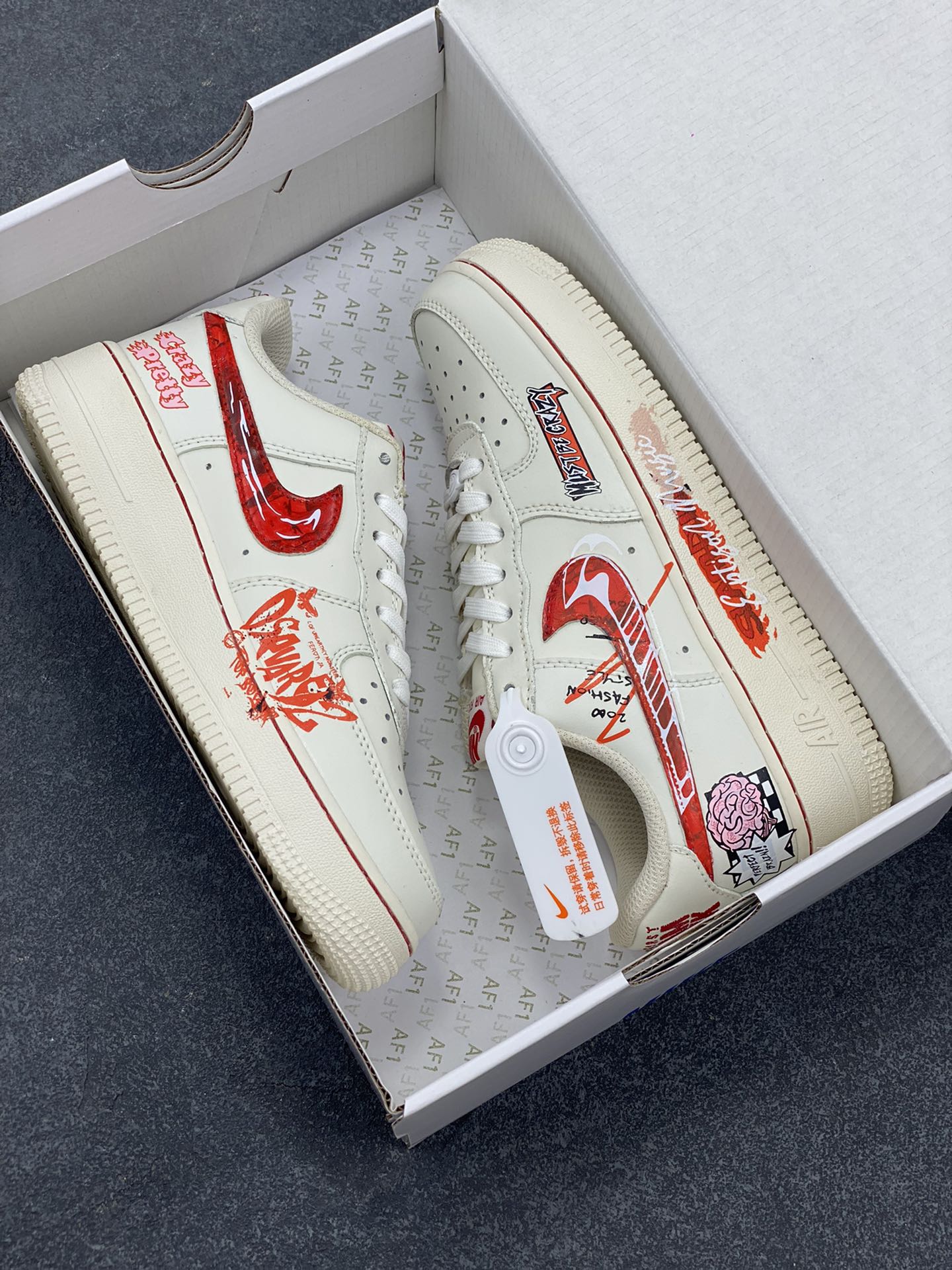 图片[9]-Nike Air Force 1\’07 Low \”Love Brain\” 520系列限定 恋爱脑 空军低帮休闲板鞋  #恋爱脑，是一种在爱情中极易沉溺的思维模式。陷入恋爱脑的人，往往将爱情视为生活的全部，情绪会随着恋人的态度剧烈起伏。对方的一句关心，能让其欣喜若狂；一次冷落，则会陷入自我怀疑与痛苦之中 货号：SD2023-024  尺码：36 36.5 37.5 38 38.5 39 40 40.5 41 42 42.5 43 44 44.5 45-选品中心