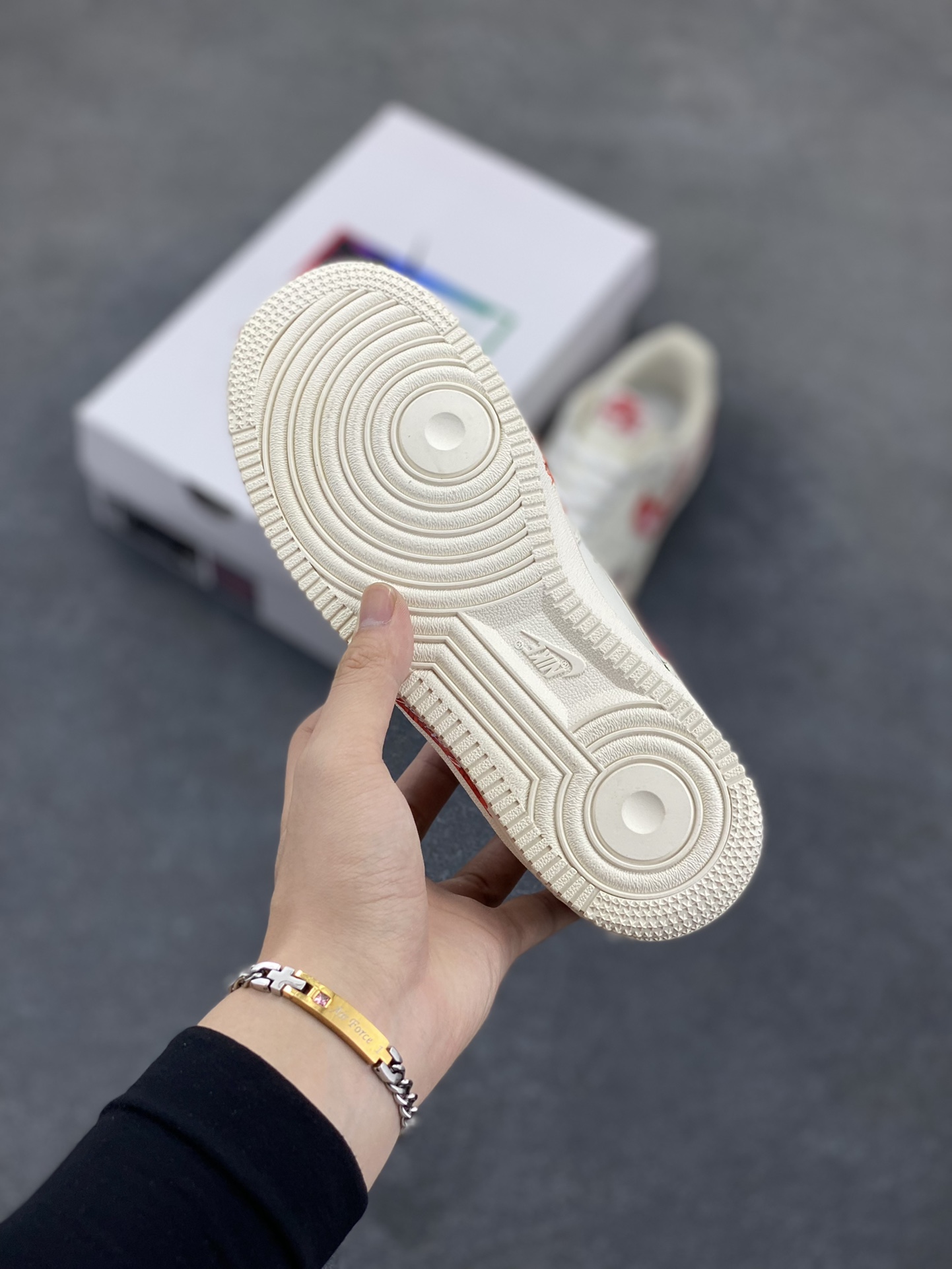 图片[5]-Nike Air Force 1\’07 Low \”Love Brain\” 520系列限定 恋爱脑 空军低帮休闲板鞋  #恋爱脑，是一种在爱情中极易沉溺的思维模式。陷入恋爱脑的人，往往将爱情视为生活的全部，情绪会随着恋人的态度剧烈起伏。对方的一句关心，能让其欣喜若狂；一次冷落，则会陷入自我怀疑与痛苦之中 货号：SD2023-024  尺码：36 36.5 37.5 38 38.5 39 40 40.5 41 42 42.5 43 44 44.5 45-选品中心