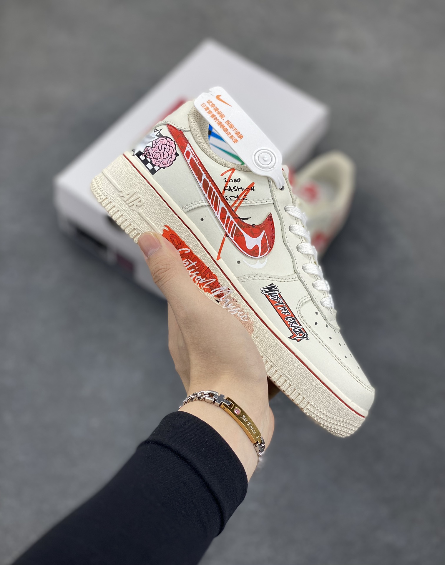 Nike Air Force 1\’07 Low \”Love Brain\” 520系列限定 恋爱脑 空军低帮休闲板鞋  #恋爱脑，是一种在爱情中极易沉溺的思维模式。陷入恋爱脑的人，往往将爱情视为生活的全部，情绪会随着恋人的态度剧烈起伏。对方的一句关心，能让其欣喜若狂；一次冷落，则会陷入自我怀疑与痛苦之中 货号：SD2023-024  尺码：36 36.5 37.5 38 38.5 39 40 40.5 41 42 42.5 43 44 44.5 45-选品中心