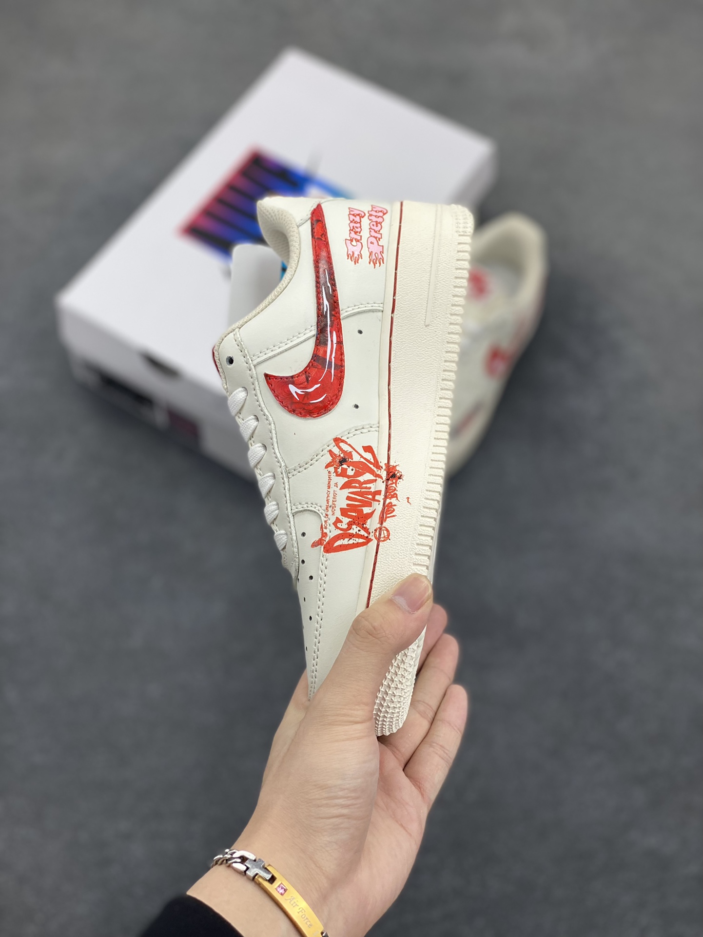 图片[3]-Nike Air Force 1\’07 Low \”Love Brain\” 520系列限定 恋爱脑 空军低帮休闲板鞋  #恋爱脑，是一种在爱情中极易沉溺的思维模式。陷入恋爱脑的人，往往将爱情视为生活的全部，情绪会随着恋人的态度剧烈起伏。对方的一句关心，能让其欣喜若狂；一次冷落，则会陷入自我怀疑与痛苦之中 货号：SD2023-024  尺码：36 36.5 37.5 38 38.5 39 40 40.5 41 42 42.5 43 44 44.5 45-选品中心