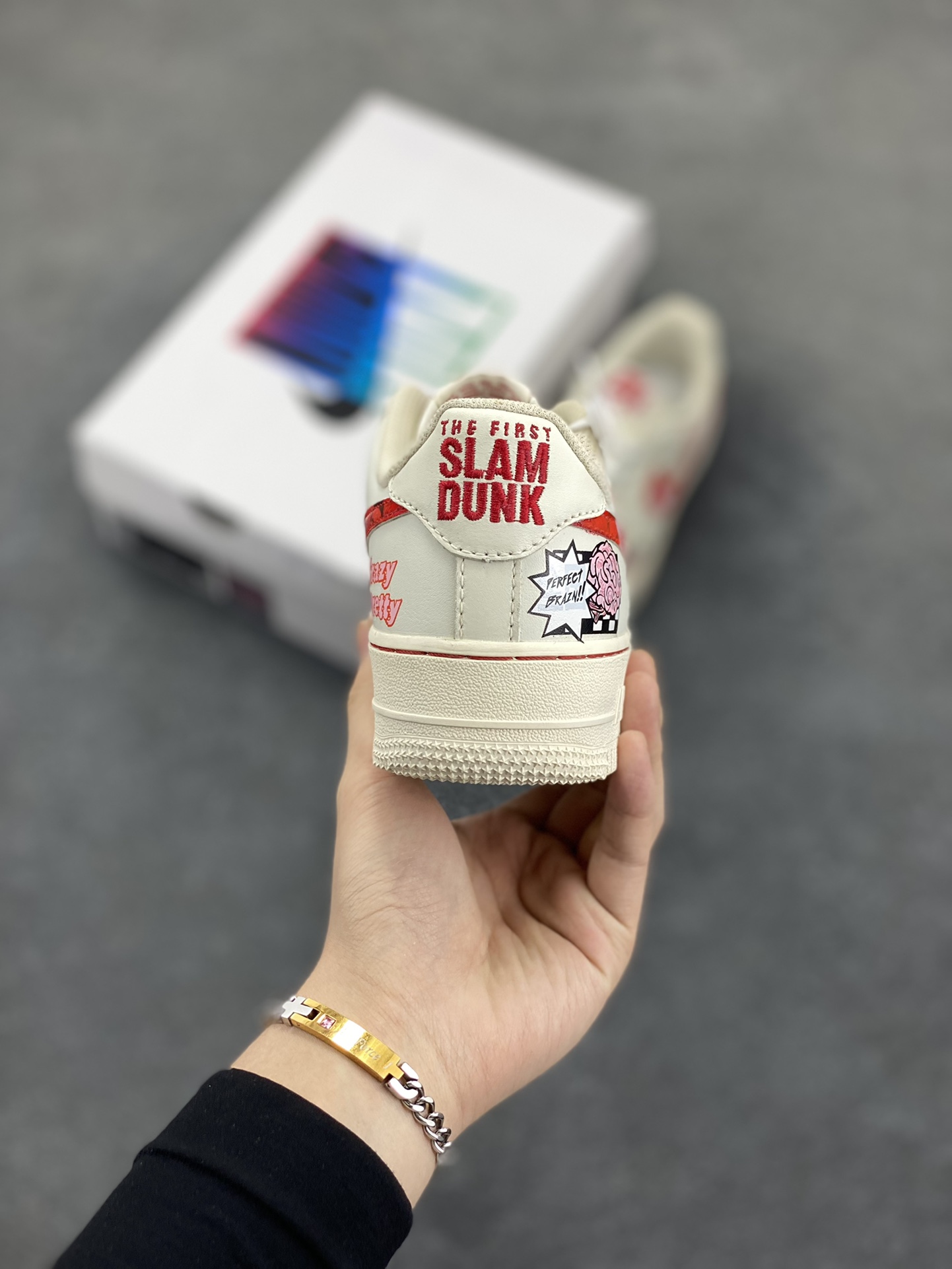 图片[4]-Nike Air Force 1\’07 Low \”Love Brain\” 520系列限定 恋爱脑 空军低帮休闲板鞋  #恋爱脑，是一种在爱情中极易沉溺的思维模式。陷入恋爱脑的人，往往将爱情视为生活的全部，情绪会随着恋人的态度剧烈起伏。对方的一句关心，能让其欣喜若狂；一次冷落，则会陷入自我怀疑与痛苦之中 货号：SD2023-024  尺码：36 36.5 37.5 38 38.5 39 40 40.5 41 42 42.5 43 44 44.5 45-选品中心