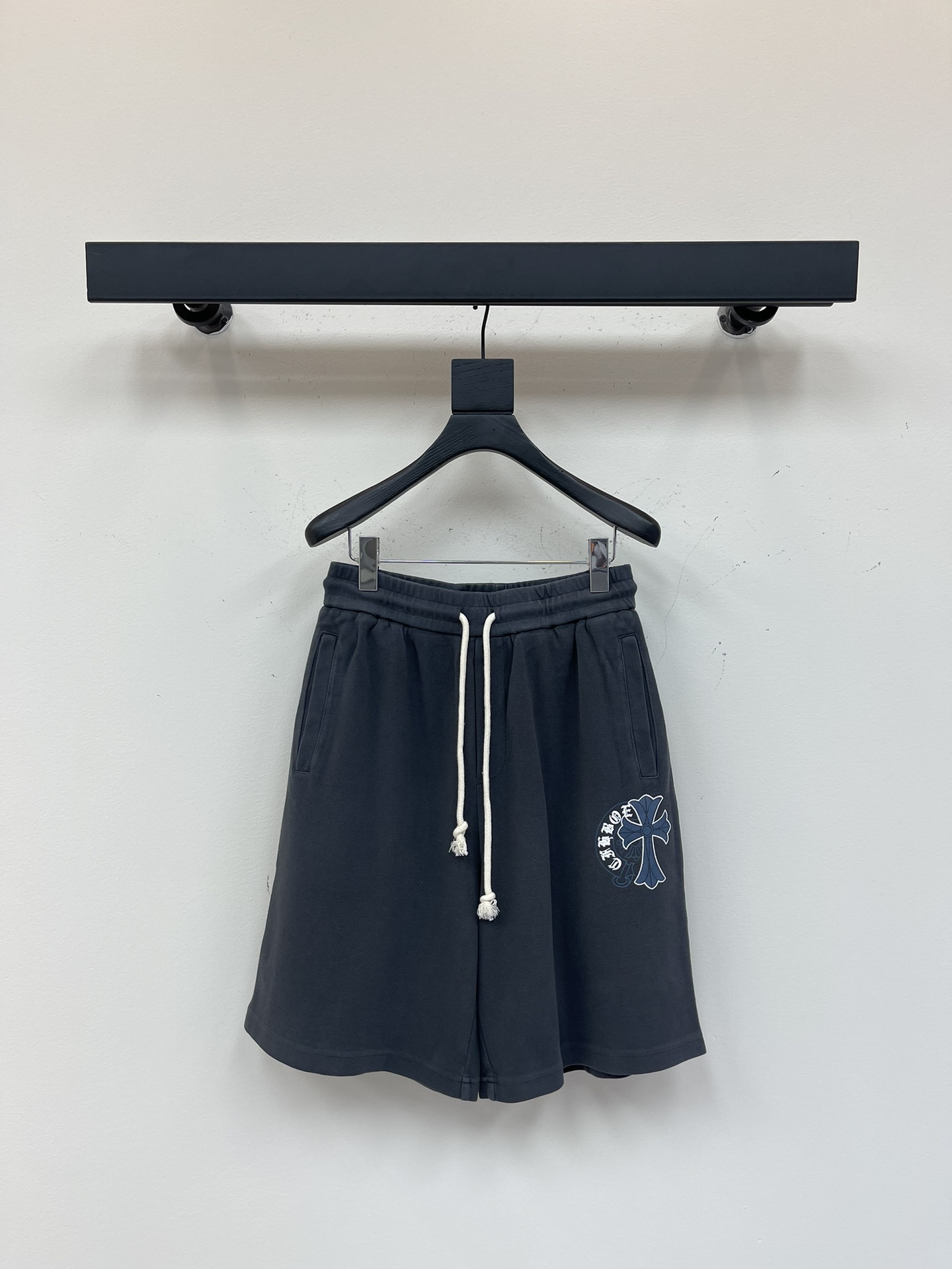 NO:414124,Chrome Hearts* 25 spring and summer new men and women's same casual drawstring shorts, sports and casual pinch pants!  Pure cotton washing and old-fashioned process, it is breathable and skin-friendly and comfortable to wear, and the style has a very three-dimensional effect, beautiful colors, eye-catching and fashionable!  The unique patterns will definitely make you stand out in the crowd!  The casual and loose five-point pants cutout + elastic drawstring waist design, the upper body effect is age-reducing and versatile, and it can be easily used for daily casual outfits for both men and women!  M-XXL, chrome hearts, chrome hearts, shorts, alexander wang19860909Chrome Hearts*克罗心25春夏新款男女同款休闲抽绳短裤,运动休闲五分裤！纯棉水洗做旧工艺,贴身穿着透气亲肤舒适,版型非常具有立体效果色彩靓丽、吸睛时髦度爆棚！与众不同的图案绝对可以让你在人群中出彩万分！休闲宽松的五分裤版型裁剪+松紧抽绳裤腰设计,上身效果减龄又百搭,轻松Get起日常休闲穿搭,男女皆可轻松驾驭！M-XXL,,chrome hearts,chrome hearts,shorts,alexander wang,Women's clothing