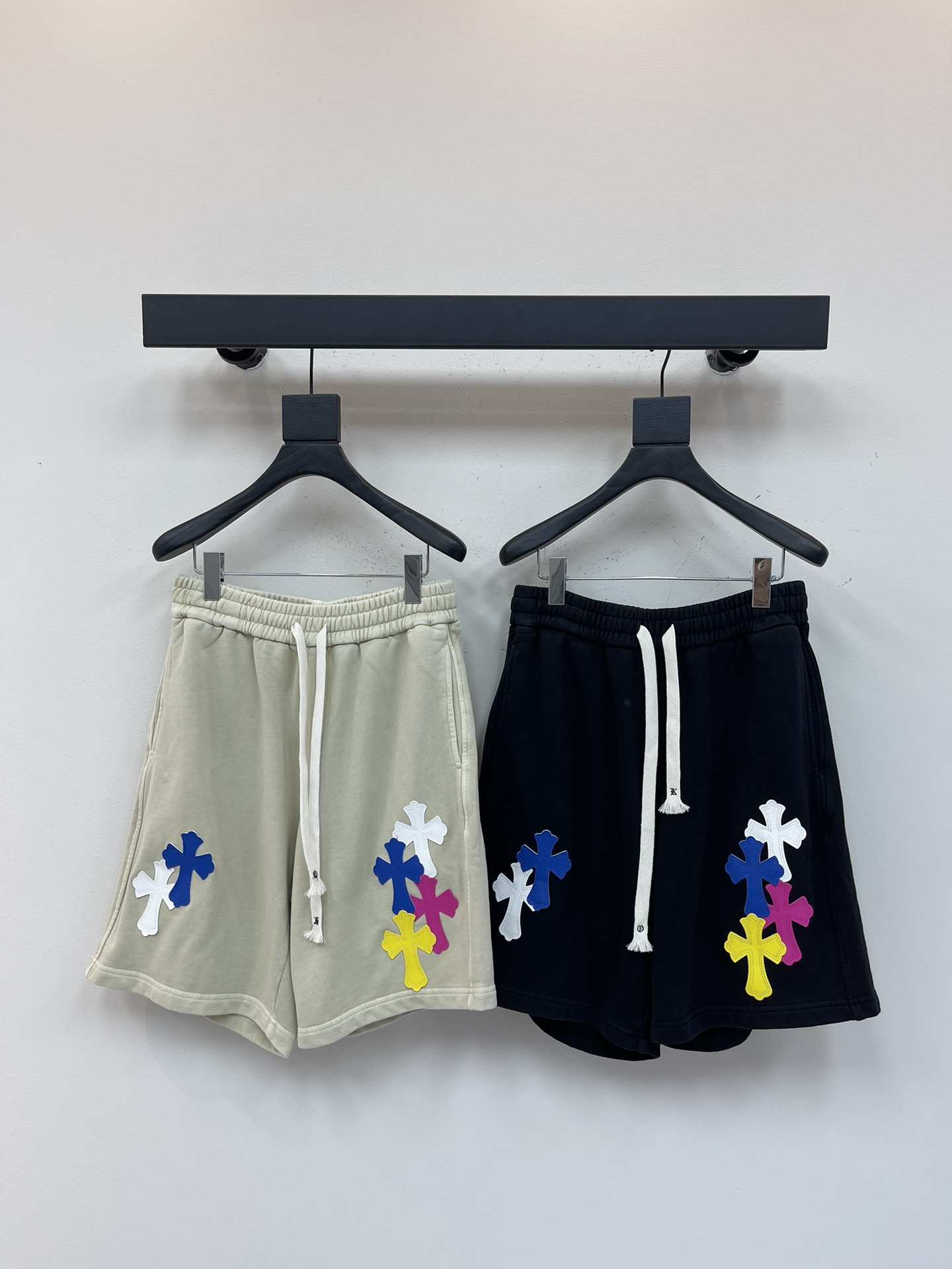 NO:414139,Chrome Hearts* 25 spring and summer new men and women's same casual drawstring shorts, sports and casual pinch pants!  Pure cotton washing and old-fashioned process, it is breathable and skin-friendly and comfortable to wear, and the style has a very three-dimensional effect, beautiful colors, eye-catching and fashionable!  The unique patterns will definitely make you stand out in the crowd!  The casual and loose five-point pants cutout + elastic drawstring waist design, the upper body effect is age-reducing and versatile, and it can be easily used for daily casual outfits for both men and women!  M-XXL, chrome hearts, chrome hearts, shorts, alexander wang19860909Chrome Hearts*克罗心25春夏新款男女同款休闲抽绳短裤,运动休闲五分裤！纯棉水洗做旧工艺,贴身穿着透气亲肤舒适,版型非常具有立体效果色彩靓丽、吸睛时髦度爆棚！与众不同的图案绝对可以让你在人群中出彩万分！休闲宽松的五分裤版型裁剪+松紧抽绳裤腰设计,上身效果减龄又百搭,轻松Get起日常休闲穿搭,男女皆可轻松驾驭！M-XXL,,chrome hearts,chrome hearts,shorts,alexander wang,Women's clothing