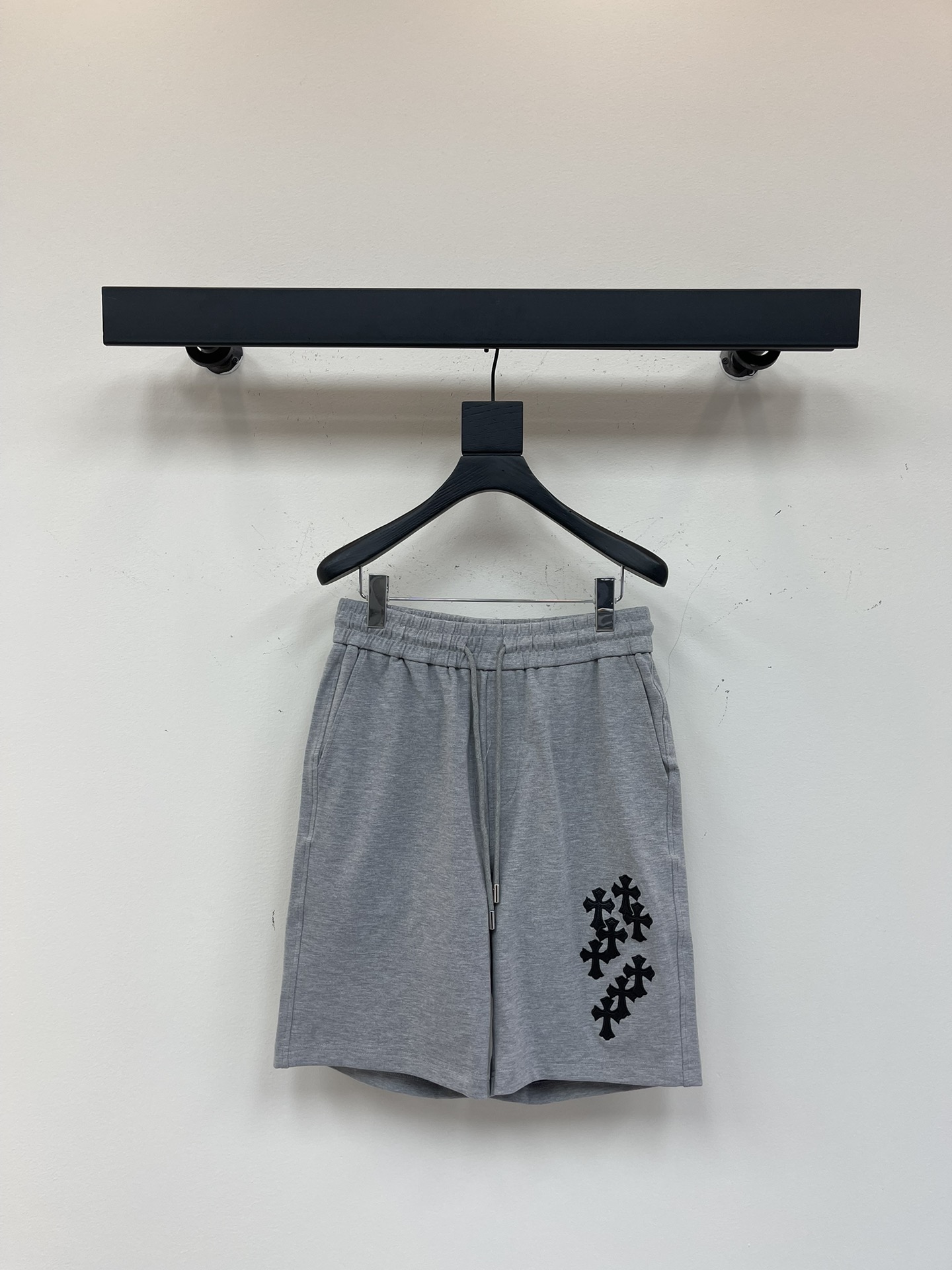 NO:414132,Chrome Hearts* 25 spring and summer new men and women's same casual drawstring shorts, sports and casual pinch pants!  Imported pure cotton material, it is breathable and comfortable to wear with close body, and the style is very three-dimensional, beautiful colors, eye-catching and fashionable!  The unique patterns will definitely make you stand out in the crowd!  The casual and loose five-point pants cutout + elastic drawstring waist design, the upper body effect is age-reducing and versatile, and it can be easily used for daily casual outfits for both men and women!  M-XXL, chrome hearts, chrome hearts, shorts, alexander wang19860909Chrome Hearts*克罗心25春夏新款男女同款休闲抽绳短裤,运动休闲五分裤！进口纯棉材质,贴身穿着透气亲肤舒适,版型非常具有立体效果色彩靓丽、吸睛时髦度爆棚！与众不同的图案绝对可以让你在人群中出彩万分！休闲宽松的五分裤版型裁剪+松紧抽绳裤腰设计,上身效果减龄又百搭,轻松Get起日常休闲穿搭,男女皆可轻松驾驭！M-XXL,,chrome hearts,chrome hearts,shorts,alexander wang,Women's clothing