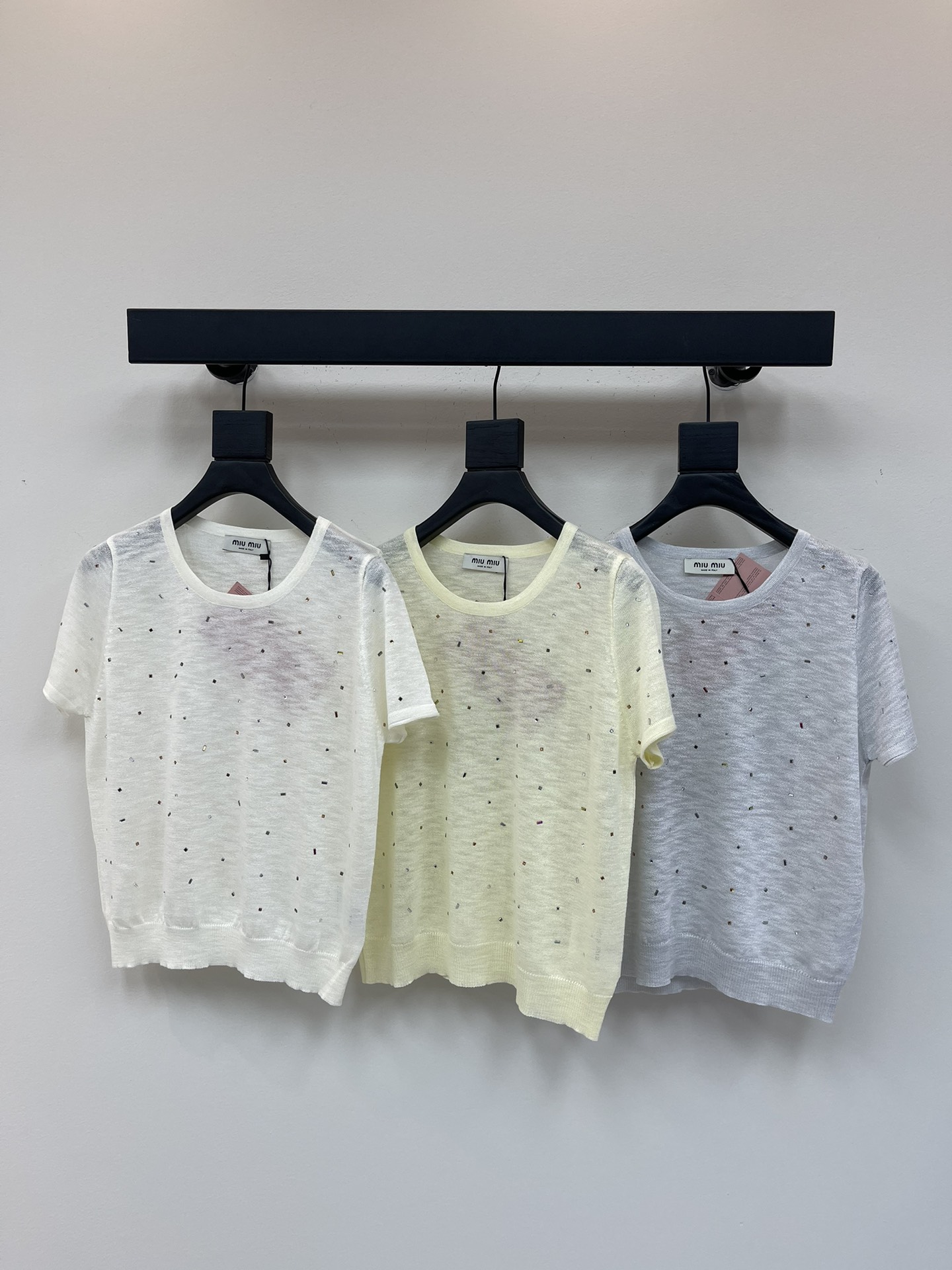 NO:414083,Miumi*25 new heavy industry full-diamond knitted short sleeves!  White, rich and beautiful must be used as a magical tool!  The color is invincible and the style is super slim!  The imported fabric has a very comfortable texture!  The upper body looks huge and slim!  The celebrity girl is elegant and high-end!  SML, miumiu, T-shirt, alexander wang19860909Miumi*25新款重工满钻针织短袖！白富美必入神器！颜色无敌显白,版型超显瘦！进口面料质感超舒适！版型上身巨显瘦！名媛少女优雅又高级！SML,,miumiu,T-shirt,alexander wang,Women's clothing