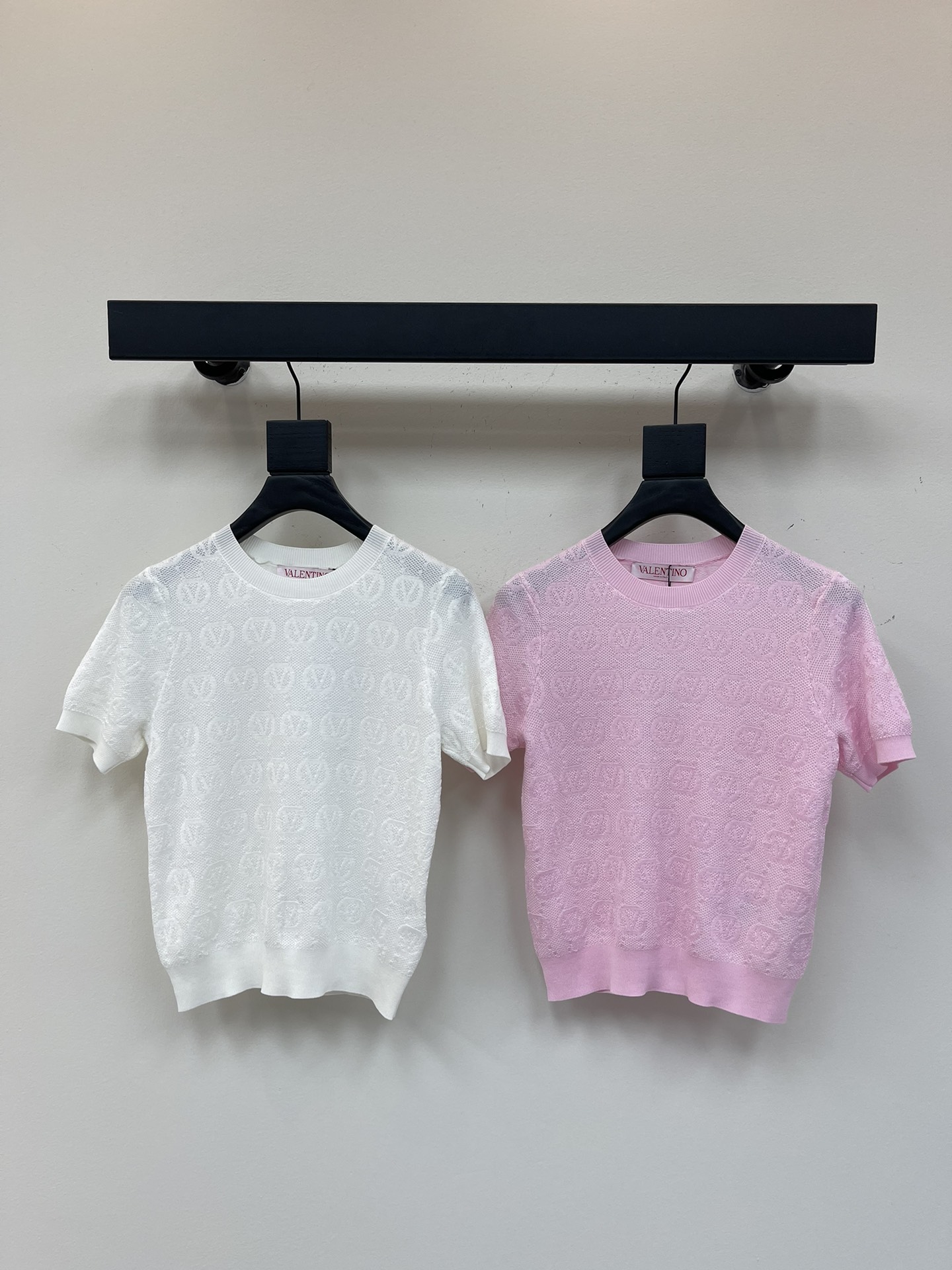 NO:414093,VALENTIN*25 new jacquard logo knitted short sleeves!  Customized wool yarn weaving, stretchy and comfortable, breathable and easy to wear, knitted short-sleeved tailoring, whole body jacquard pattern with concave and concave texture letter jacquard logo, strong retro style, regular style, highlight body shape, playful, age-reducing, easy to control during daily travel or party!  SML, valentino, T-shirt, alexander wang19860909VALENTIN*25新款提花logo针织短袖！定制羊毛纱线织造 弹力舒适 透气好穿 针织短袖剪裁 通体提花图案配合凹凸肌理字母提花徽标 复古风格强烈 常规版型 突显身材 俏皮减龄显白 日常出行或聚会轻松驾驭！SML,,valentino,T-shirt,alexander wang,Women's clothing