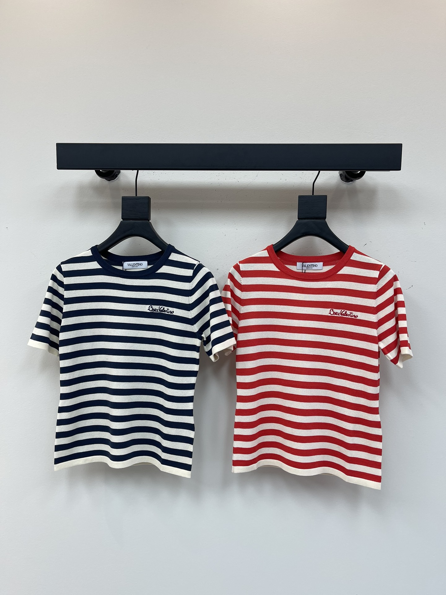 NO:414076,Valentin*25 new striped knitted short sleeves, customized YB wool yarn, texture high-quality and comfortable, regular knitted short-sleeved tailoring, two colors intertwined, bright and eye-catching, highlighting the brand personality, highlighting the high-end feeling of outfit, dark thread deepening design, allowing simple styles to show individuality and exquisiteness, outfits to show relaxed tone, letter embroidery logos to highlight light luxury and fashionable temperament, single-fitting, layering, first choice for fashion outfits in all seasons SML, valentino, T-shirt, alexander wang19860909Valentin*25新款条纹针织短袖 定制YB羊毛纱线织造 质感高级舒适 常规针织短袖剪裁 通体两色交织 亮眼满分 彰显品牌个性 凸显穿搭高级感 包边深色螺纹加深设计 让简单款式穿出个性精致 穿搭尽显松弛调性 字母刺绣徽标彰显轻奢时髦气质 单穿叠穿均可 四季时尚穿搭首选 SML,,valentino,T-shirt,alexander wang,Women's clothing