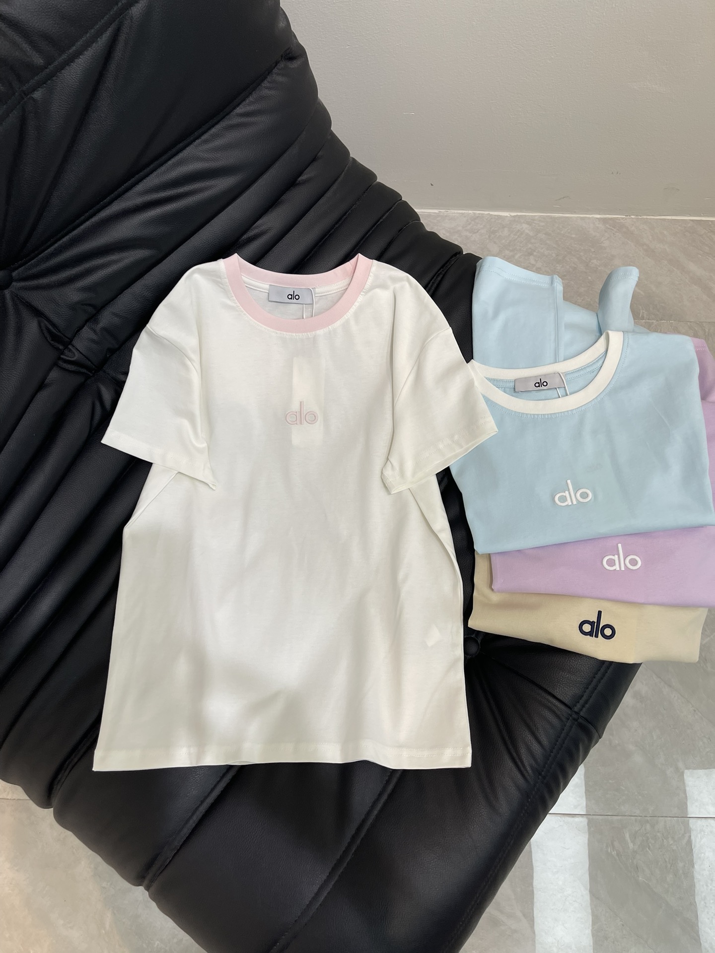 NO:412842,ALO25 spring and summer new three-dimensional embroidered letter short-sleeved T-shirt is made of pure cotton fabric. The fabric is soft and comfortable. Good breathability. Three-dimensional letter embroidery design. Details are online. The upper body looks good and versatile. The turning worker is smooth and delicate. Perfect details. High quality √ High version √ Three-standard complete √ Size SMLXL,,T-shirt,tees,t-shirt,alexander wang19860909ALO25春夏新款立体刺绣字母短袖T恤 采用纯棉面料 面料柔软舒适 透气性好 立体字母刺绣设计 细节在线 上身好看百搭款 车工走线平整细腻 完美细节处理 高品质√高版本√三标齐全√ 尺码SMLXL,,T-shirt,tees，t-shirt,alexander wang,Women's clothing