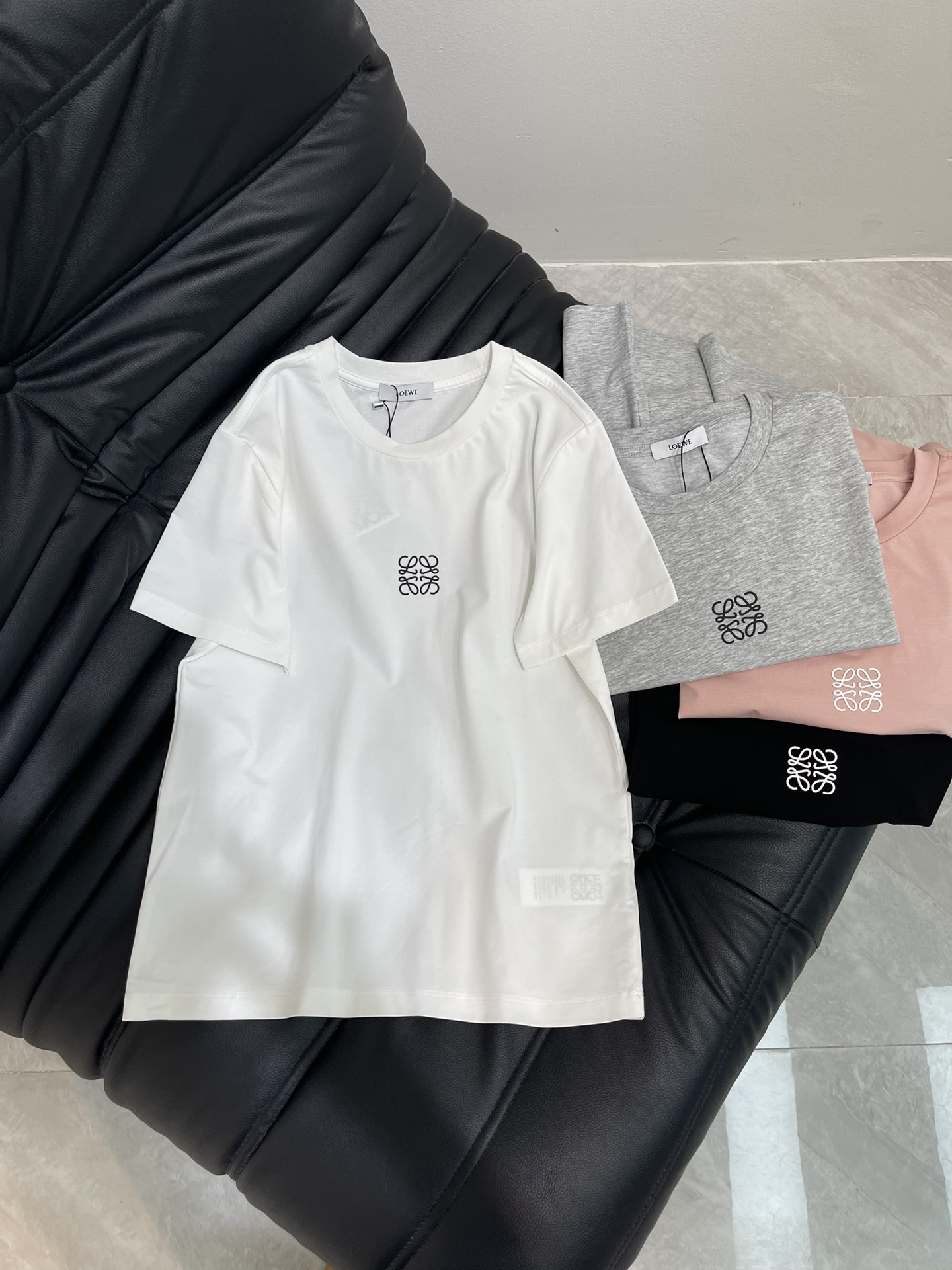 NO:412850,LOEW*25 spring and summer new three-dimensional glue logo short-sleeved T-shirt made of pure cotton, soft upper body, skin-friendly material, three-dimensional glue logo design, texture online, the turner's wiring is flat and delicate, perfect details, high quality √ high version √ full three standards √ SML,,loewe,T-shirt,tees,t-shirt,alexander wang19860909LOEW*25春夏新款立体压胶logo短袖T恤 采用纯棉材质 上身柔软 亲肤材质 立体压胶logo设计 质感在线 车工走线平整细腻 完美细节处理 高品质√高版本√三标齐全√ SML,,loewe,T-shirt,tees，t-shirt,alexander wang,Women's clothing