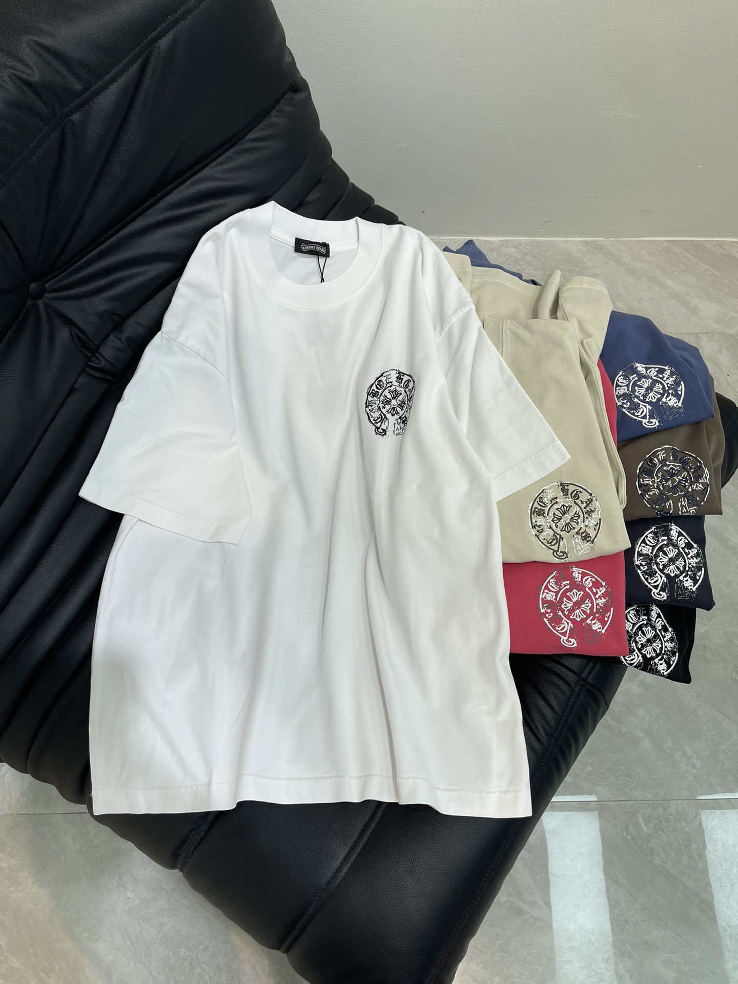 NO:414101,Chrome Hearts* 25 Spring and Summer New Sanskrit Cross Print Short-sleeved T-shirt. Pure cotton washing and aging process. The washing fabric is not limited to basic colors, but also has rich aging effects to meet different style needs. The fabric is breathable and comfortable, with unique design, integrating the brand's fashion elements, making people feel a unique artistic charm and cultural heritage. This T-shirt can make you the focus, easily control various styles, and show your personality charm. OS large version, the same style as men and women!  7 colors to choose!  S-XL, chrome hearts, chrome hearts, T-shirt, tees, t-shirt, alexander wang19860909Chrome Hearts*克罗心25春夏新款梵文十字架印花短袖T恤.纯棉水洗做旧工艺, 水洗面料不仅限于基础色彩,更有丰富的 做旧效果,满足不同风格需求.面料透气舒适,设计独特,融合了品牌的时尚元素,让人感受到一种独特的艺术魅力与文化底蕴.这款T恤都能让你成为焦点,轻松驾驭各种风格,展现个性魅力.OS大版型,男女同款！7色选！S-XL,,chrome hearts,chrome hearts,T-shirt,tees，t-shirt,alexander wang,Women's clothing