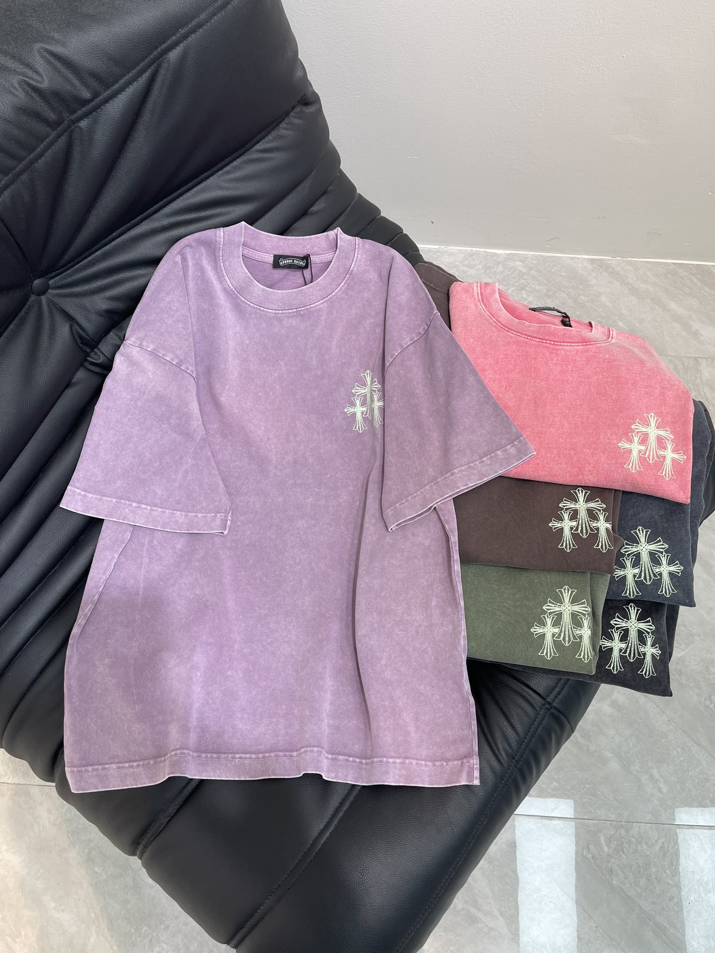 NO:414109,Chrome Hearts* 25 Spring and Summer New Sanskrit Cross Print Short-sleeved T-shirt. Pure cotton washing and aging process. The washing fabric is not limited to basic colors, but also has rich aging effects to meet different style needs. The fabric is breathable and comfortable, with unique design, integrating the brand's fashion elements, making people feel a unique artistic charm and cultural heritage. This T-shirt can make you the focus, easily control various styles, and show your personality charm. OS large version, the same style as men and women!  6 colors to choose!  S-XL, chrome hearts, chrome hearts, T-shirt, tees, t-shirt, alexander wang19860909Chrome Hearts*克罗心25春夏新款梵文十字架印花短袖T恤.纯棉水洗做旧工艺, 水洗面料不仅限于基础色彩,更有丰富的 做旧效果,满足不同风格需求.面料透气舒适,设计独特,融合了品牌的时尚元素,让人感受到一种独特的艺术魅力与文化底蕴.这款T恤都能让你成为焦点,轻松驾驭各种风格,展现个性魅力.OS大版型,男女同款！6色选！S-XL,,chrome hearts,chrome hearts,T-shirt,tees，t-shirt,alexander wang,Women's clothing