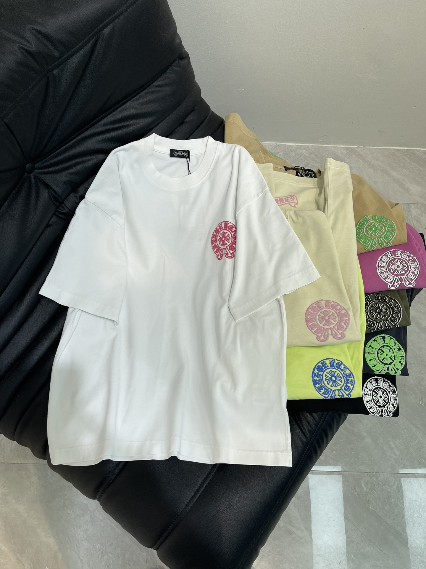 NO:414117,Chrome Hearts* 25 Spring and Summer New Sanskrit Cross Print Short-sleeved T-shirt. Pure cotton washing and aging process. The washing fabric is not limited to basic colors, but also has rich aging effects to meet different style needs. The fabric is breathable and comfortable, with unique design, integrating the brand's fashion elements, making people feel a unique artistic charm and cultural heritage. This T-shirt can make you the focus, easily control various styles, and show your personality charm. OS large version, the same style as men and women!  8 colors to choose!  S-XL, chrome hearts, chrome hearts, T-shirt, tees, t-shirt, alexander wang19860909Chrome Hearts*克罗心25春夏新款梵文十字架印花短袖T恤.纯棉水洗做旧工艺, 水洗面料不仅限于基础色彩,更有丰富的 做旧效果,满足不同风格需求.面料透气舒适,设计独特,融合了品牌的时尚元素,让人感受到一种独特的艺术魅力与文化底蕴.这款T恤都能让你成为焦点,轻松驾驭各种风格,展现个性魅力.OS大版型,男女同款！8色选！S-XL,,chrome hearts,chrome hearts,T-shirt,tees，t-shirt,alexander wang,Women's clothing