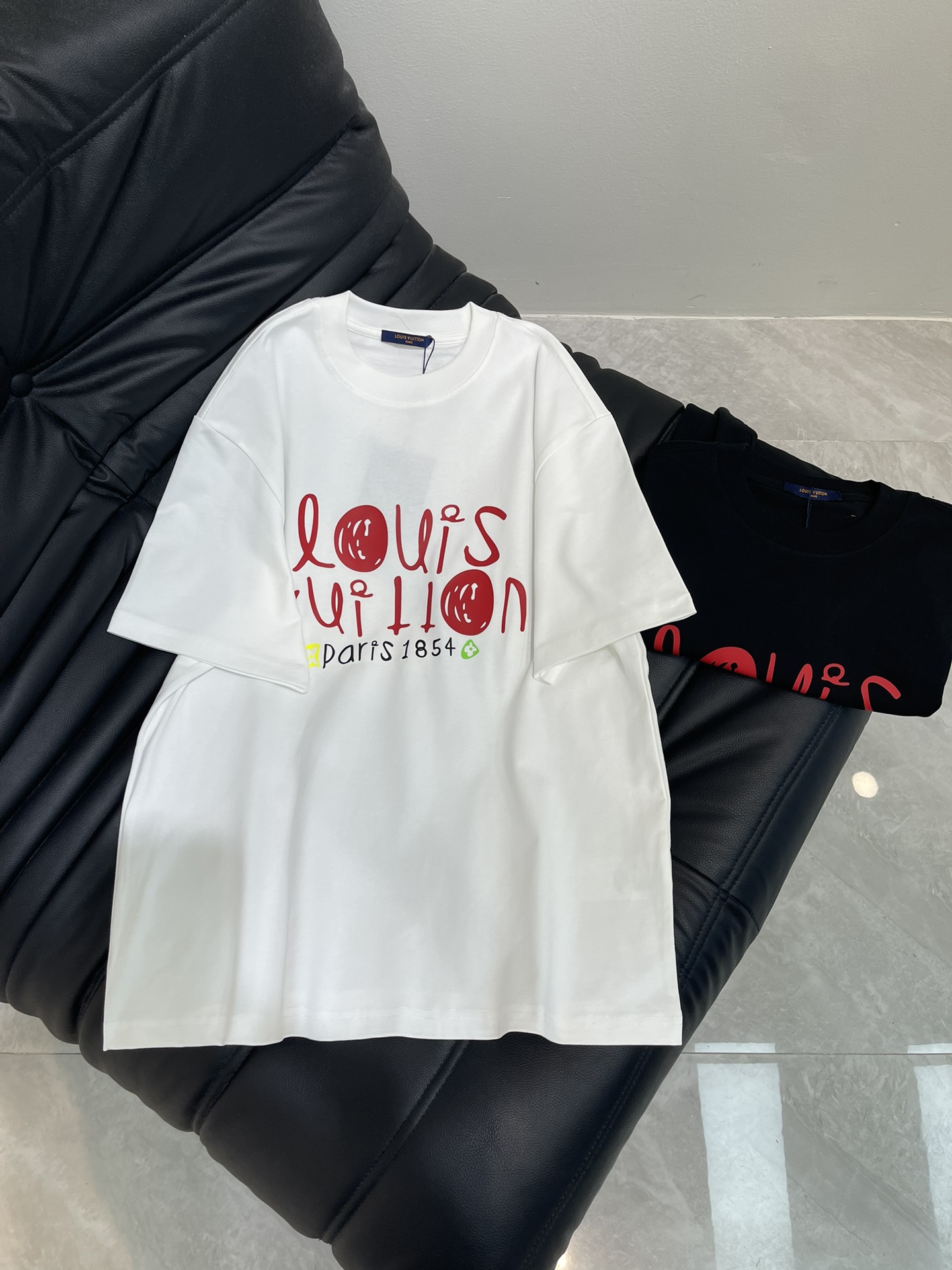 NO:414147,Louis Vuitto*25 new cartoon letter short-sleeved T-shirt. All cotton fabric, comfortable to touch, skin-friendly and breathable!  The upper body is casual and comfortable!  Logo logo pattern thick version glue embossing modification!  Different from the past, it declares the design concept that the brand has inherited for many years. The patterns incorporate cartoon-style elements, making the overall design more lively and interesting and adding a relaxed atmosphere. It is committed to creating high-quality and fashionable clothing, yearning for and the ultimate pursuit of details, fashionable and versatile short styles, and easily creating a full sense of high-end style. The same style as men and women!  S-XL, louis vuitton, T-shirt,tees, t-shirt,alexander wang19860909Louis Vuitto*25新款卡通字母短袖T恤.全棉面料,手感舒适.亲肤透气！上身休闲舒适！标识logo图案厚版压胶修饰！区别于以往的不同,宣示品牌传承多年的设计理念,图案中融入了卡通风格的元素,使得整体设计更加活泼有趣,增添了轻松的氛围.致力于打造高品质、时尚的服饰, 向往和对细节的极致追求,时尚百搭短款,轻松打造满满高级感.男女同款！S-XL,,louis vuitton,T-shirt,tees，t-shirt,alexander wang,Women's clothing