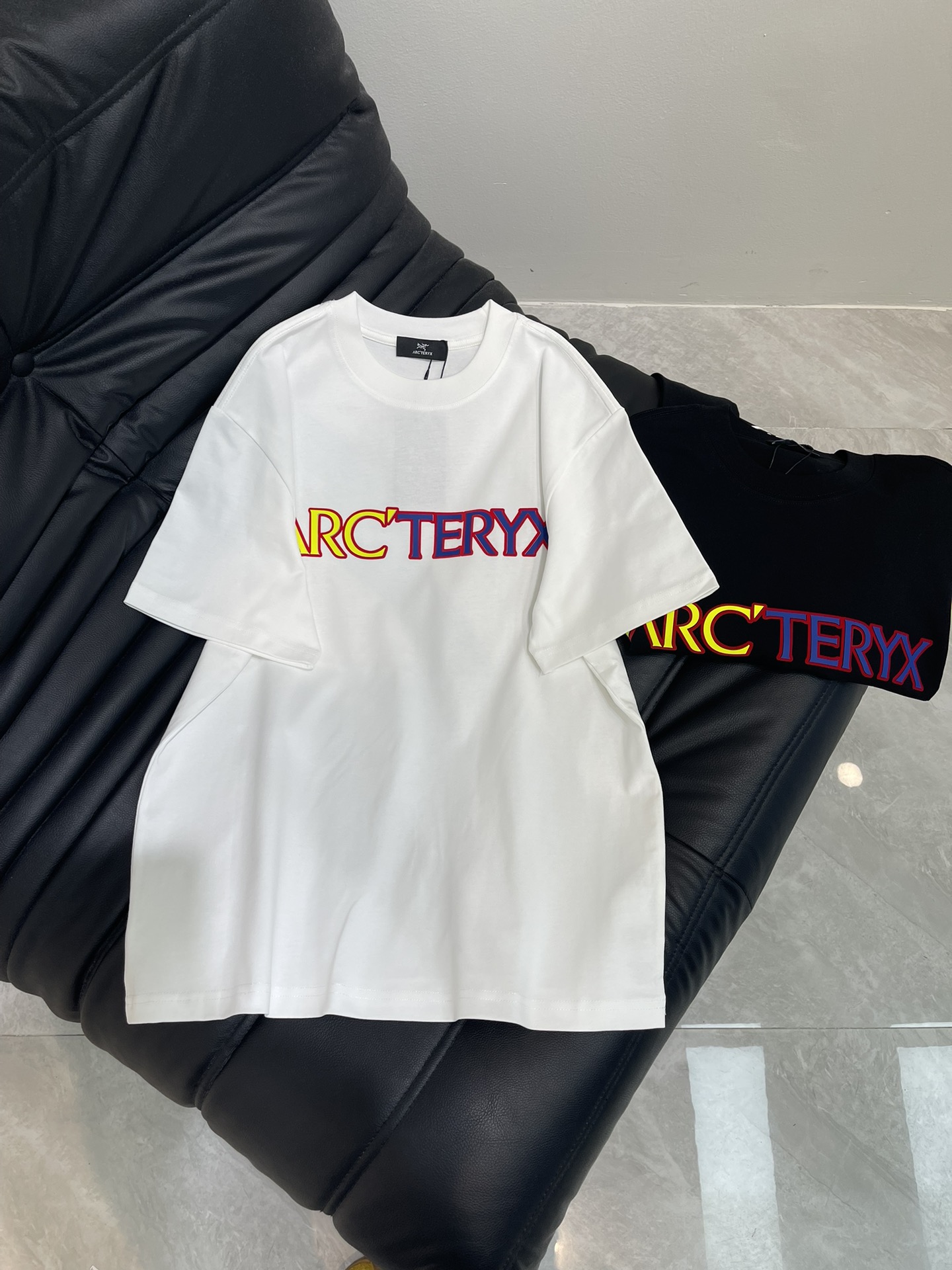 NO:414155,ARCTERY*Archaew Bird 25 new bird's letter short-sleeved T-shirt!  All cotton fabric, soft fabric, skin-friendly and comfortable!  The flocking hollow printed logo letters on the chest, and the thick color splicing inside is at the bottom, so that the font vividly presents artistic effect, and the back is marked with a large logo pattern. A high-end clothing item that combines fashionable design and exquisite craftsmanship. It cleverly combines the brand's iconic elements with modern trends, showing the unique brand charm and the wearer's personality style. The same style as men and women!  S-XL, jil sanderarc'teryx, T-shirt,tees, t-shirt,alexander wang19860909ARCTERY*始祖鸟25新款鸟家字母短袖T恤！全棉面料,面料柔软,亲肤舒适！胸前植绒镂空印花标识字母,内里拼接厚版彩色垫底,让字体惟妙惟肖呈现艺术效果,后幅标识大logo图案.一款融合了时尚设计与精湛工艺的高端服饰单品,它巧妙地将品牌标志性的元素与现代潮流趋势相结合,展现了独特的品牌魅力与穿着者的个性风采.男女同款！S-XL,,jil sanderarc'teryx,T-shirt,tees，t-shirt,alexander wang,Women's clothing