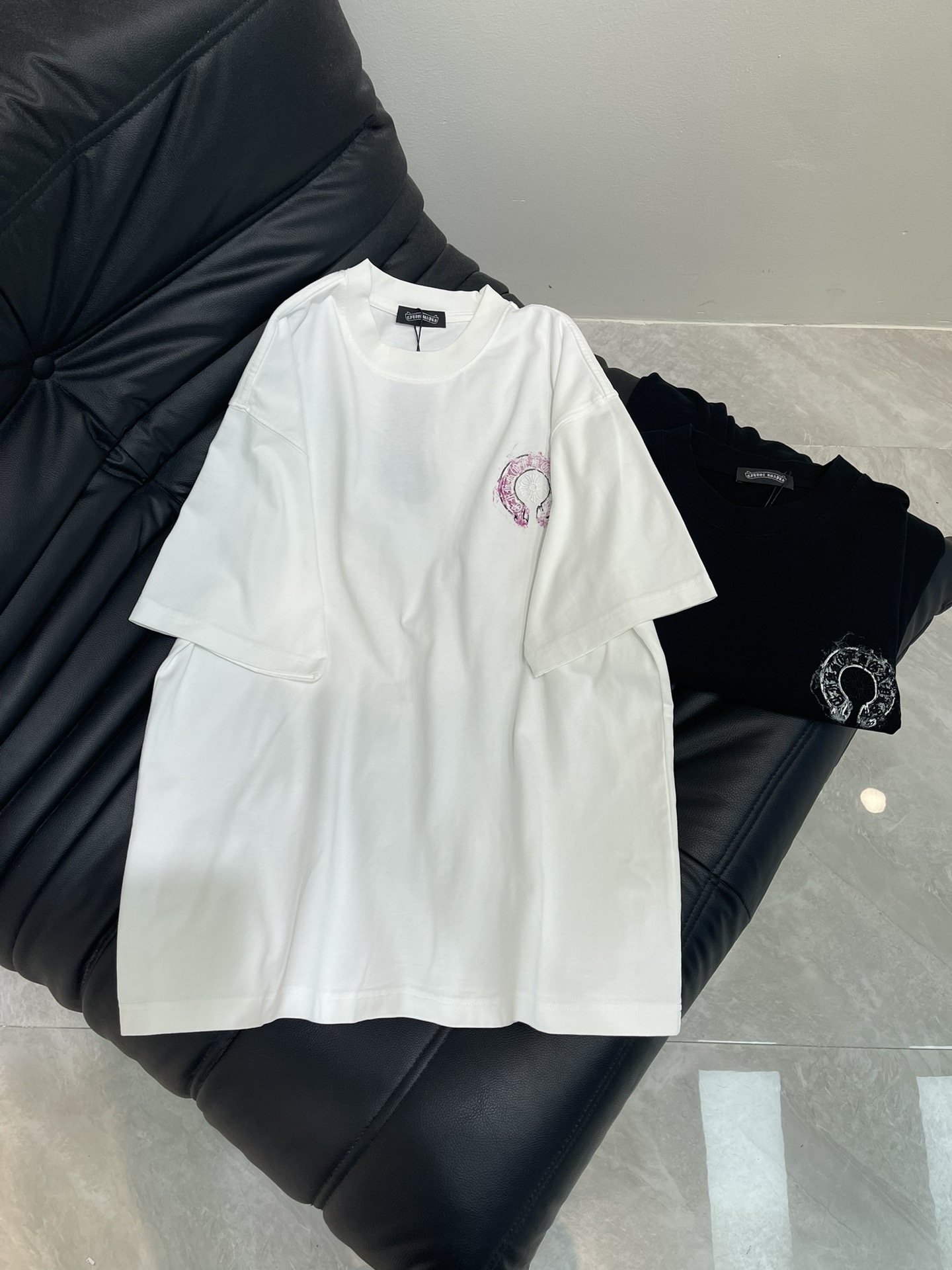 NO:414102,Chrome Heart* 25 new horseshoe Sanskrit embroidered logo short-sleeved T-shirt. Front and back horseshoe logo logo, ready-to-wear washing and aging treatment to increase the sense of age and cultural depth, unique design, the finished product is more ostentatious, highlighting the brand aura. A cool style with a very unique personality, looks good no matter how you wear it. The same style for men and women!  S-XL, chrome hearts, chrome hearts, T-shirt, tees, t-shirt, alexander wang19860909Chrome Heart*克罗心25新款马蹄梵文刺绣标识短袖T恤.前后幅马蹄标识logo,成衣水洗做旧处理增年代感与文化深度,设计独特,成品更显张扬,突出品牌气场.个性酷炫十足的一个款 怎么穿搭都好看.男女同款！S-XL,,chrome hearts,chrome hearts,T-shirt,tees，t-shirt,alexander wang,Women's clothing