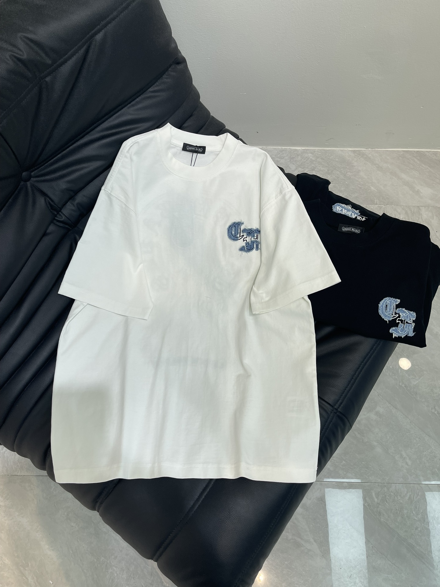 NO:414094,Chrome Heart* 25 new Sanskrit denim patch short-sleeved T-shirt. Sanskrit patch on the chest and Sanskrit letter logo embellished on the back. The overall design is simple without losing the sense of fashion. The Croix logo adds personality and taste to the T-shirt with its unique charm and recognition. It is very suitable for young people who pursue fashion to wear every day. The same style as men and women!  S-XL, chrome hearts, chrome hearts, T-shirt, tees, t-shirt, alexander wang19860909Chrome Heart*克罗心25新款梵文牛仔贴布短袖T恤.胸前梵文贴布,后幅梵文字母标识点缀.整体设计简洁而不失时尚感,克罗心标志以其独特的魅力和辨识度,为T恤增添了个性与品味,非常适合追求时尚的年轻人日常穿着.男女同款！S-XL,,chrome hearts,chrome hearts,T-shirt,tees，t-shirt,alexander wang,Women's clothing