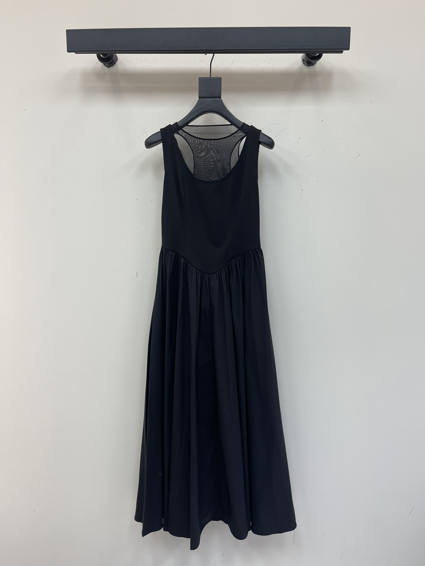 NO:412829,JORYA*25 spring and summer new counter style Hepburn style sleeveless small sexy dress is the same as the Hepburn style. It uses multi-cut three-dimensional cut, which is slim and slim. The large skirt is spliced ​​outlined with beautiful lines, and the elegant and high-end feel. The collar can be detached with nail beads, and the Yanbian decoration outlines the collar lines. The dazzling nail beads have a three-dimensional texture, which enhances the exquisite and luxurious visual effect of the clothing. The detachable design is convenient for dressing. The layered superposition design creates a two-piece layered outfit, highlighting the unique design beauty. The skirt hem is spliced ​​with different materials to increase visual contrast and is fashionable and tone-like. A high-end commuter style long skirt is versatile and suitable for all occasions!  SML, skirts,alexander wang19860909JORYA*25春夏新款专柜同款赫本风无袖小性感连衣裙.采用多裁片立体剪裁,修身显瘦,拼接大裙摆勾勒唯美线条,优雅中自带高级感.领部可拆卸钉珠点缀,延边装饰勾勒领部线条,璀璨的钉珠具有立体质感,提升了服装精致奢华的视觉效果.可拆卸设计,方便穿搭.层次叠加设计打造两件式的层次穿搭,彰显独具匠心的设计美感,裙摆采用不同材质拼接设计,增加视觉反差,时髦有腔调.高阶通勤范的一条长裙,百搭好穿各种场合都适合！SML,,skirts,alexander wang,Women's clothing