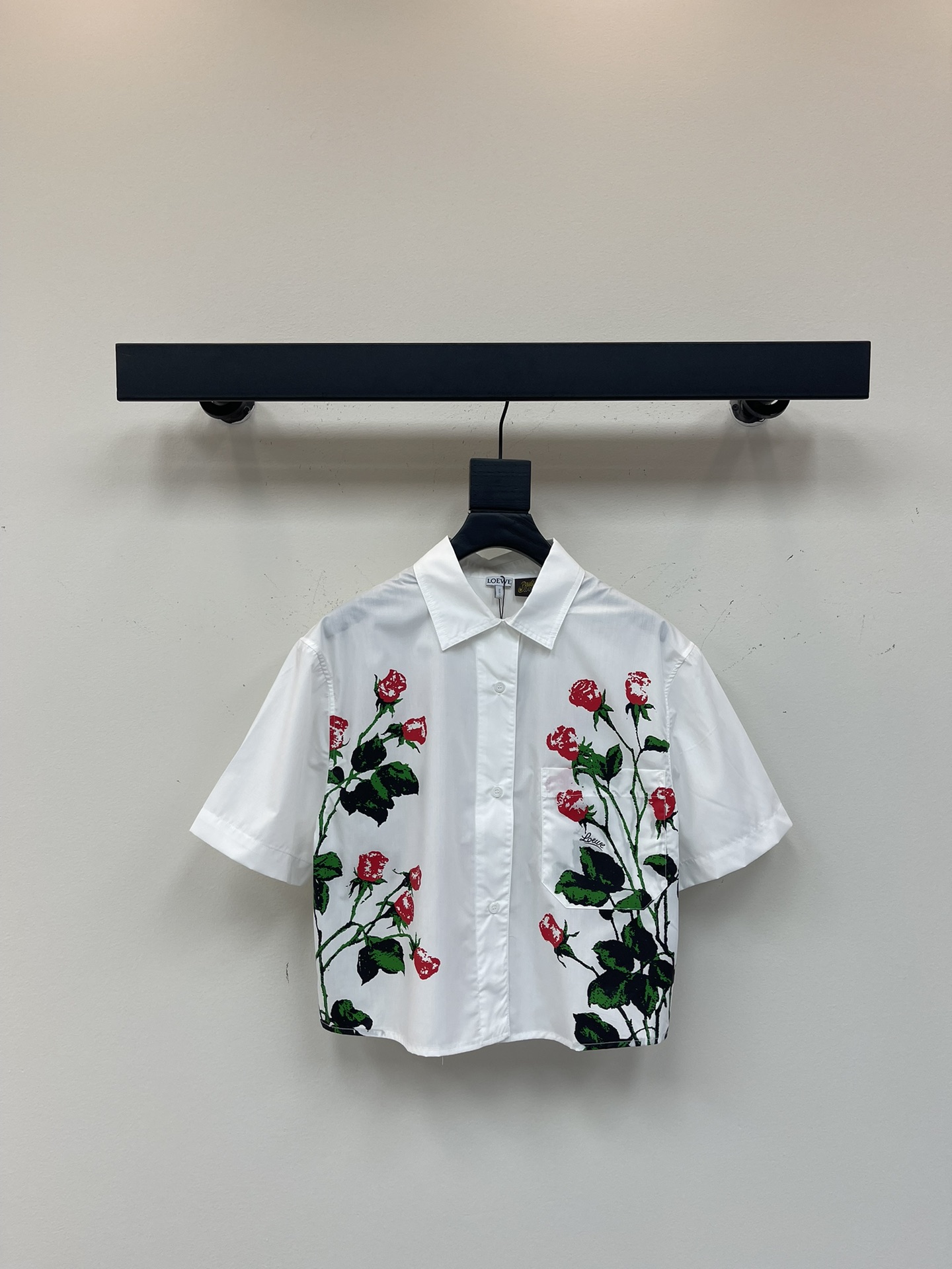 NO:412857,Loew*25 new rose short-sleeved shirt Customized YB twill cotton material Soft and skin-friendly, comfortable and not easy to wrinkle. The whole body is white as the background. The red rose green leaf pattern is asymmetrically embellished. The style is refreshing and literary. The short style is exposed to the waist details. The pocket letters and placket buttons add an elegant atmosphere. Compatible with the brand style. The same series of denim shorts. The floe-shaped wool edges are treated with uninhibited freedom. It is easy to highlight the charm of long legs. The complete set is pure and full. It is also very good to match separately. SML,,loewe, shorts,shirts,T-shirts,alexander wang19860909Loew*25新款玫瑰花短袖衬衫 定制YB斜纹全棉材质 柔软亲肤 舒适不易皱 通体白色为底色 不对称点缀红色玫瑰绿叶图案 风格清爽文艺 配合短款版型露腰细节 口袋字母和襟扣增添优雅气息 与品牌格调相得益彰 搭配同系列牛仔短裤 裤腿边絮状毛边处理 不羁自由 轻松突出长腿魅力 成套穿搭清纯满分 分开搭配也是很赞 SML,,loewe,shorts,shirts,T-shirt,alexander wang,Women's clothing