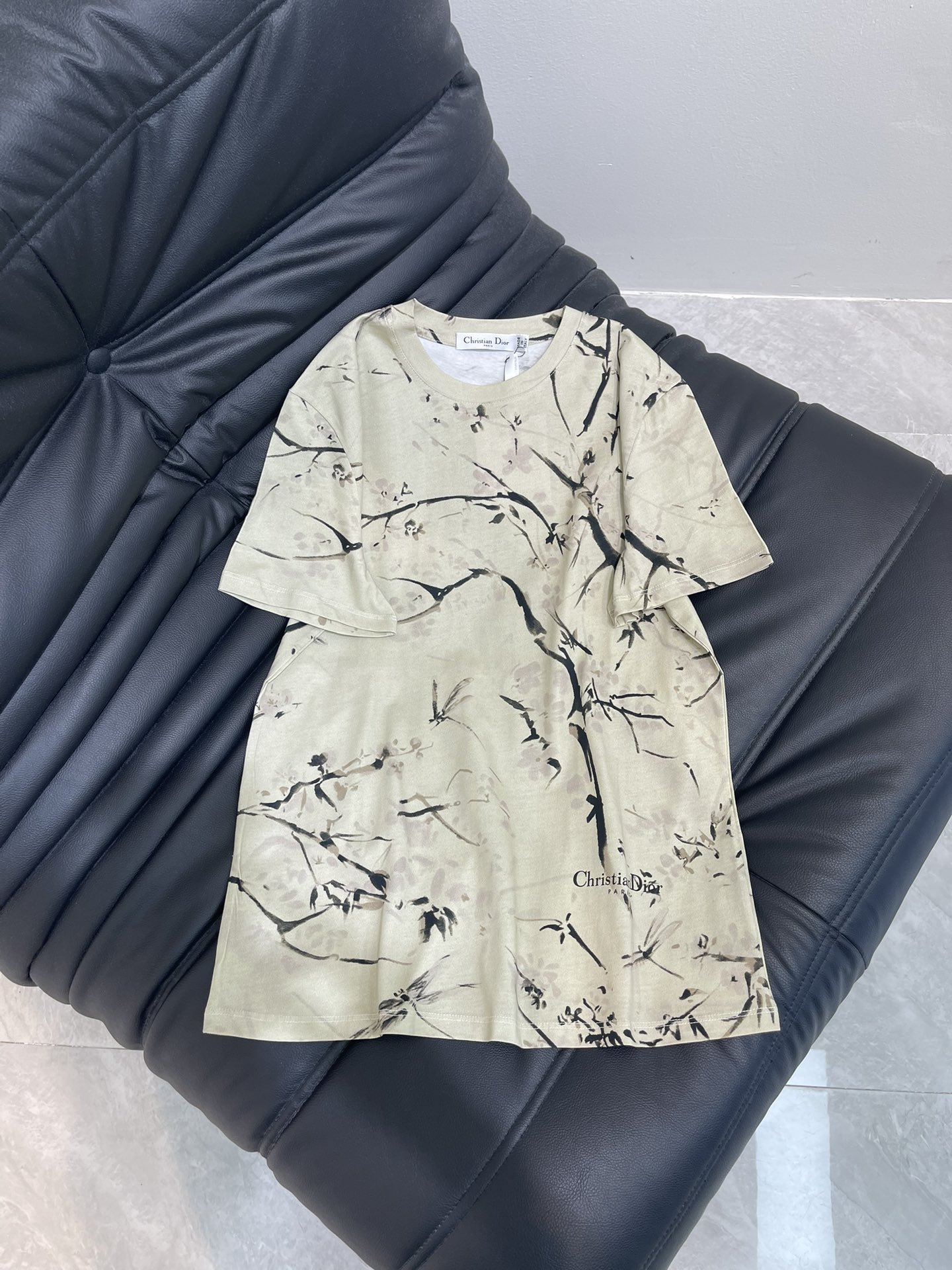 NO:412870,Dio*25 spring and summer new active printed forest short-sleeved T-shirt custom YB native cotton material breathable and comfortable, full texture. Regular T-shirt cutting highlights the brand style. Made of gram-weight pure cotton, slightly elastic, presents a slim visual effect. The whole body is full of stamped branches and leaves, natural style patterns to create a new Chinese style. The fairy-like personality is casual. The letter logo on the single-side waist makes the brand full of high-end design. The inner wear is brilliant and fashionable. SML,,dior,T-shirt,tees,t-shirt,alexander wang19860909Dio*25春夏新款活性印花森系短袖T恤 定制YB原生全棉材质 透气舒适 质感十足 常规T恤裁剪 凸显品牌格调 采用克重纯棉制成 略带有弹力 呈现显瘦视觉效果 通体满印枝叶森系自然风格图案 打造新中式风格 仙气中不失休闲的个性 单侧腰身字母徽标让品牌高级设计感拉满 单穿内搭都出彩时髦 SML,,dior,T-shirt,tees，t-shirt,alexander wang,Women's clothing