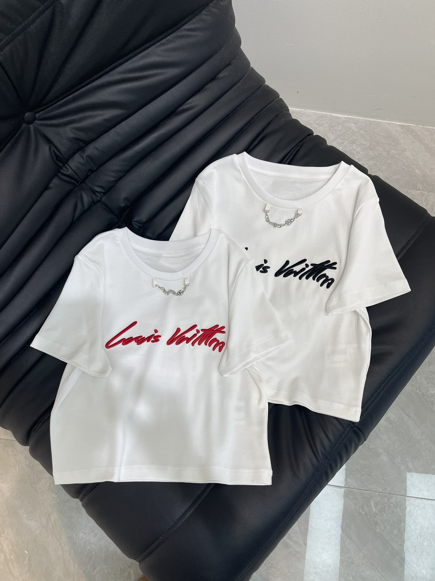 NO:412877,Louis Vuitto*25 new short round neck embroidered short-sleeved T-shirt Customized YB cotton material breathable and comfortable, full texture Highlights the brand style Made of gram-weight pure cotton with a slight elasticity Presents the visual effect of slimming The chest is outlined with embroidery Classic colors to highlight the high-end style The inner wear is brilliant and fashionable SML,,louis vuitton,T-shirt,tees,t-shirt,alexander wang19860909Louis Vuitto*25新品短款圆领刺绣短袖T恤 定制YB全棉材质 透气舒适 质感十足 凸显品牌格调 采用克重纯棉制成 略带有弹力 呈现显瘦视觉效果 胸前以刺绣勾勒 经典色系可选 彰显高级格调 单穿内搭都出彩时髦 SML,,louis vuitton,T-shirt,tees，t-shirt,alexander wang,Women's clothing