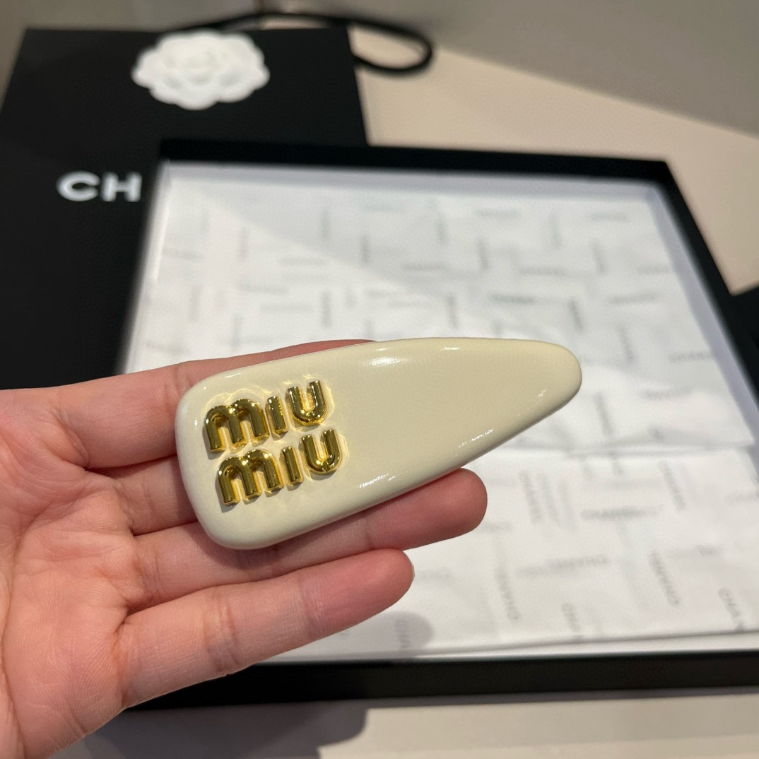 ¥（单个）

miumiu缪缪新款发夹