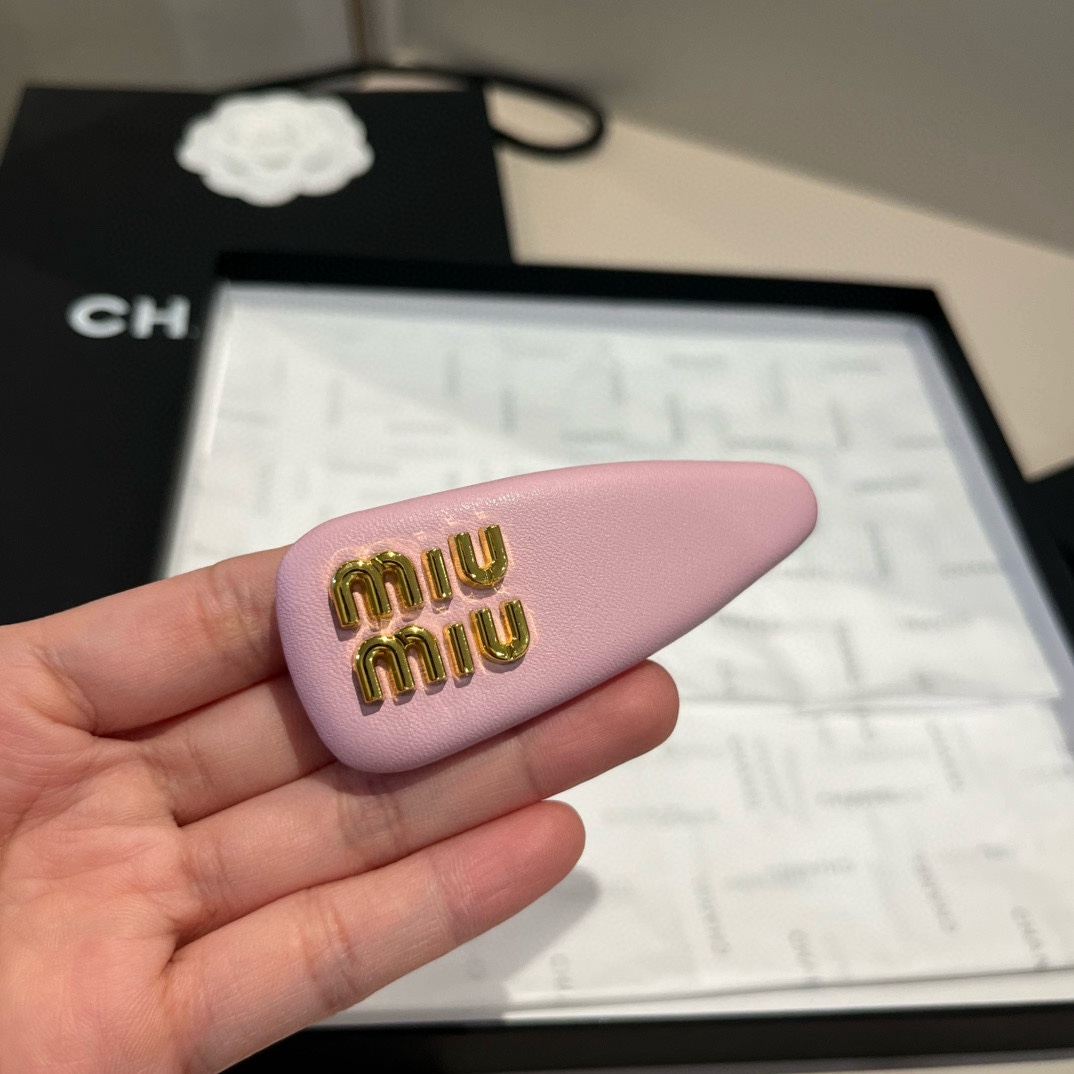 ¥（单个）

miumiu缪缪新款发夹