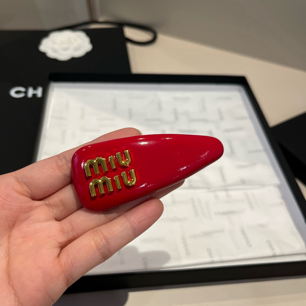 ¥（单个）

miumiu缪缪新款发夹