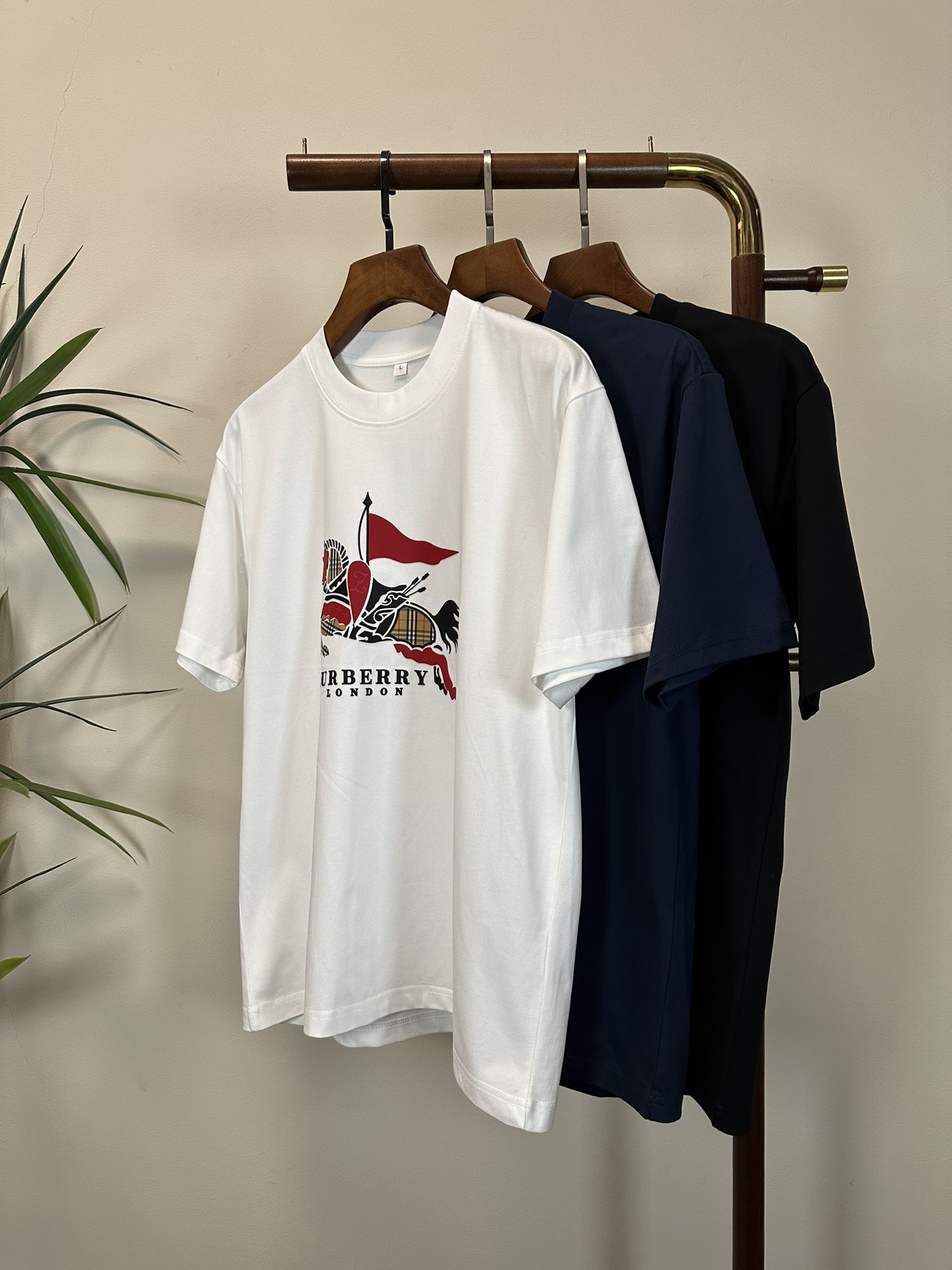 NO:468807,BBR Burberry New Round Neck Short Sleeve T-shirt High-end Version!  Customized fabrics for counters are breathable and comfortable, with impeccable details, and the brand element design concept reflects high quality. The feel is delicate and soft!  It is casually cut, with a great upper body style!  Code number M-4XL, burberry, T-shirt,tees, t-shirt,alexander wang19860909BBR 巴宝莉 新款 圆领 短袖 T恤 高端版本！专柜定制面料 透气舒适度高,细节无可挑剔,品牌元素设计理念,体现高品质.手感细腻柔软！呈现休闲裁剪,上身版型超赞！ 码数M-4XL,,burberry,T-shirt,tees，t-shirt,alexander wang,Men's clothing