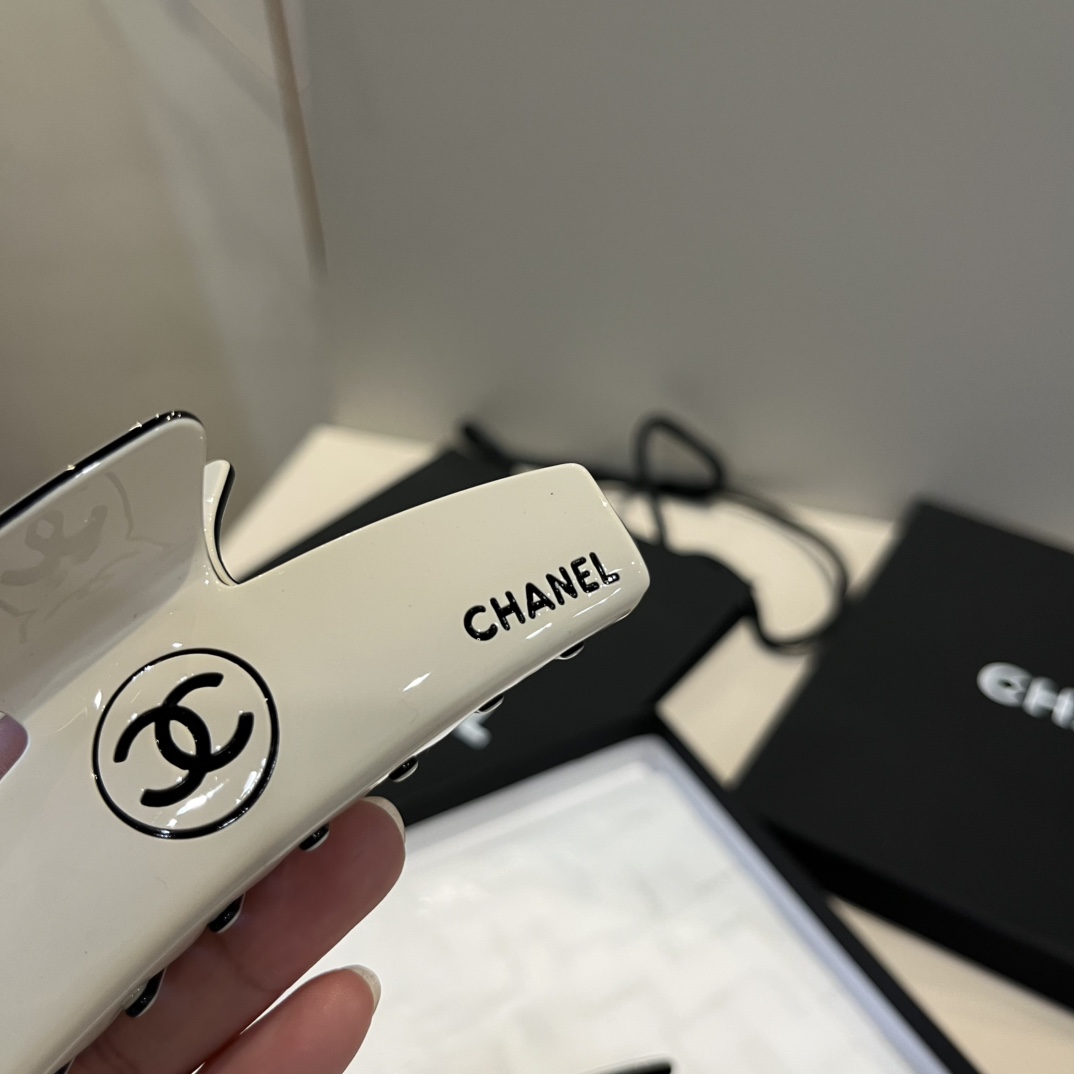 ¥

Chanel香奈儿发箍 经典小香发夹