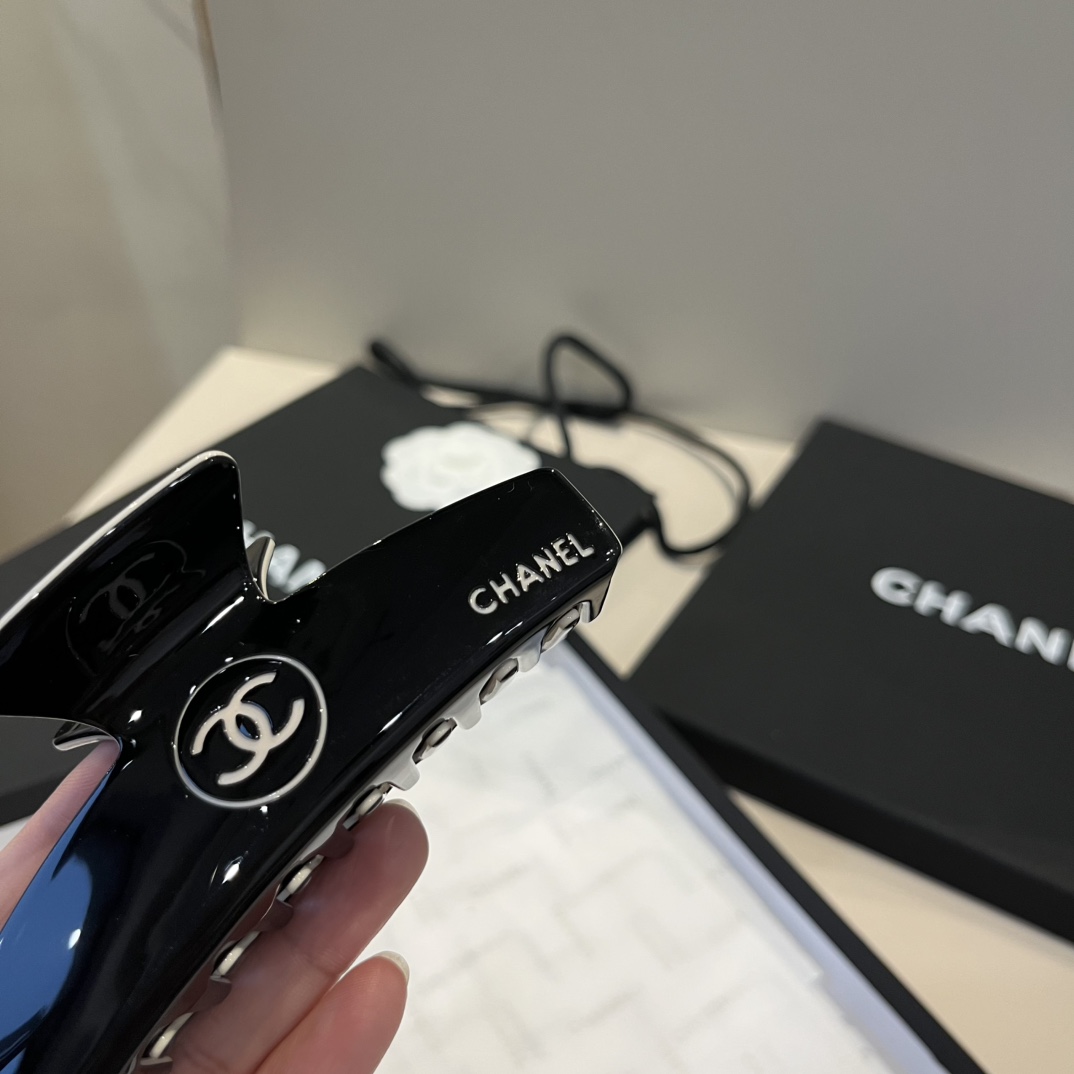 ¥

Chanel香奈儿发箍 经典小香发夹