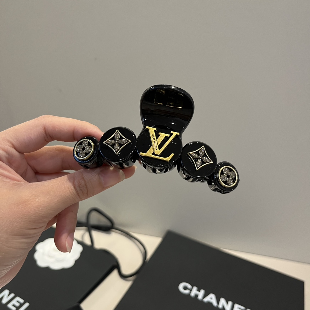 ¥

lv路易威登发夹
