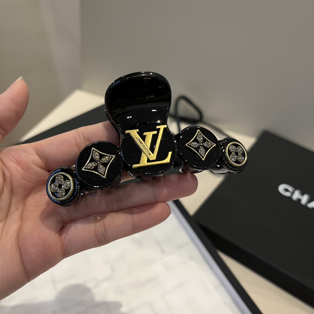 ¥

lv路易威登发夹