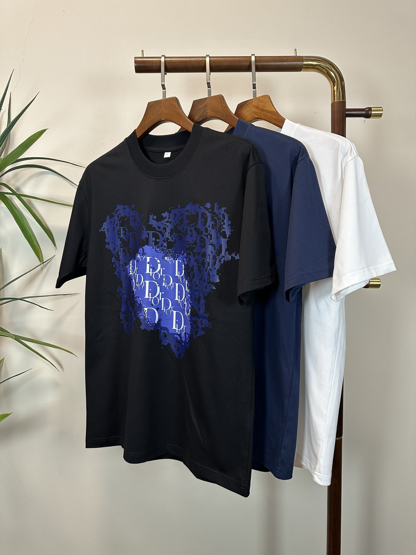 NO:468795,DIOR New round neck short-sleeved T-shirt high-end version!  Customized fabrics for counters are breathable and comfortable, with impeccable details, and the brand element design concept reflects high quality. The feel is delicate and soft!  It is casually cut, with a great upper body style!  Code number M-4XL, dior,dior,T-shirt,tees,t-shirt,alexander wang19860909DIOR 迪奥 新款 圆领 短袖 T恤 高端版本！专柜定制面料 透气舒适度高,细节无可挑剔,品牌元素设计理念,体现高品质.手感细腻柔软！呈现休闲裁剪,上身版型超赞！ 码数M-4XL,,dior,dior,T-shirt,tees，t-shirt,alexander wang,Men's clothing