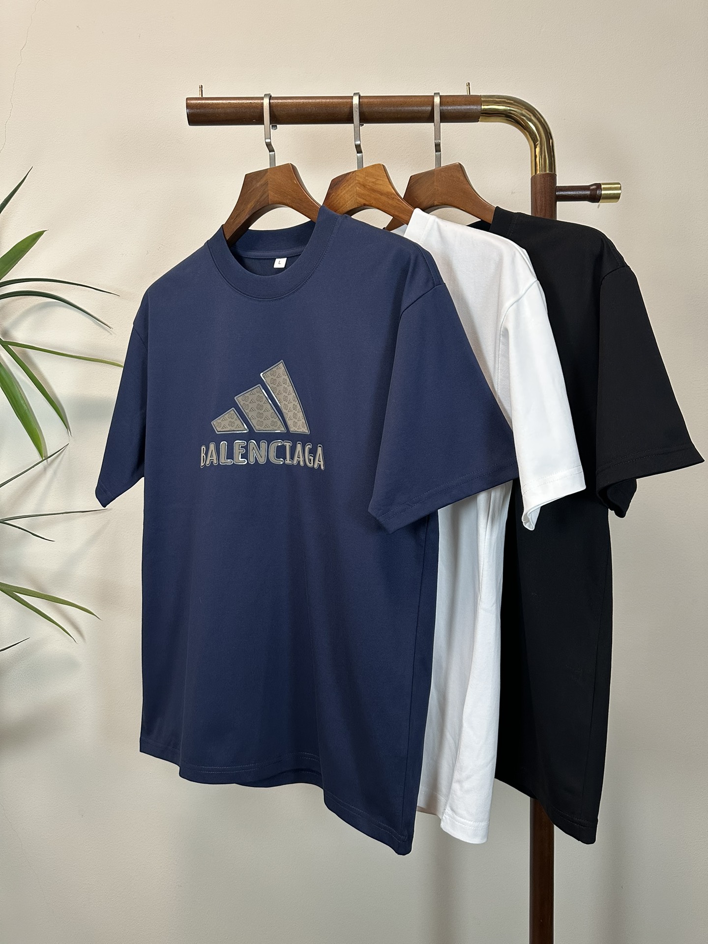 NO:468789,BLCG Balenciaga New round neck short-sleeved T-shirt High-end version!  Customized fabrics for counters are breathable and comfortable, with impeccable details, and the brand element design concept reflects high quality. The feel is delicate and soft!  It is casually cut, with a great upper body style!  Code number M-4XL, balenciaga, T-shirt,tees, t-shirt,alexander wang19860909BLCG 巴黎世家 新款 圆领 短袖 T恤 高端版本！专柜定制面料 透气舒适度高,细节无可挑剔,品牌元素设计理念,体现高品质.手感细腻柔软！呈现休闲裁剪,上身版型超赞！ 码数M-4XL,,balenciaga,T-shirt,tees，t-shirt,alexander wang,Men's clothing