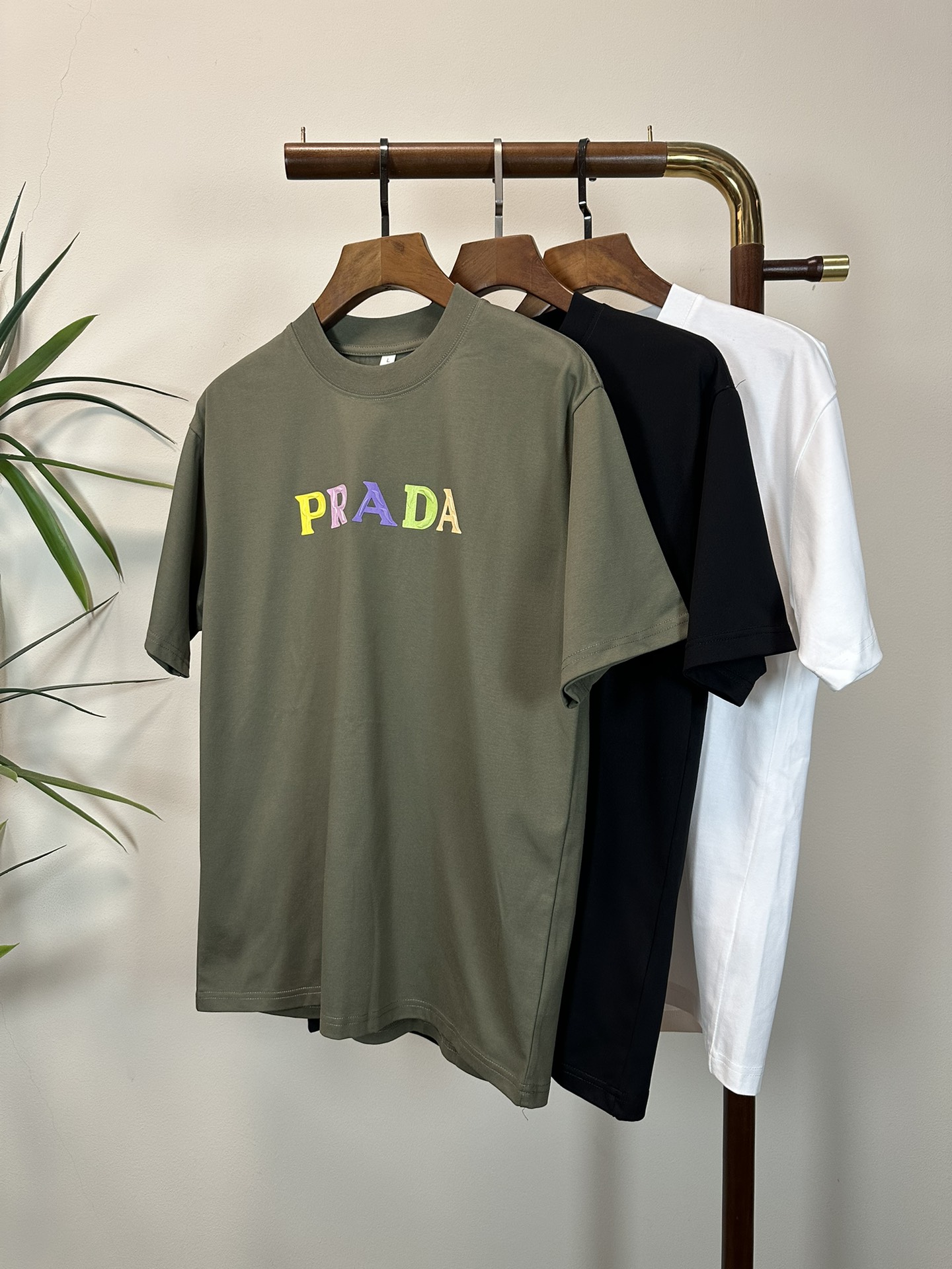 NO:468783,PRA Prada New Round Neck Short Sleeve T-shirt High-end Version!  Customized fabrics for counters are breathable and comfortable, with impeccable details, and the brand element design concept reflects high quality. The feel is delicate and soft!  It is casually cut, with a great upper body style!  Code number M-4XL, prada, prada, T-shirt,tees, t-shirt,alexander wang19860909PRA 普拉达 新款 圆领 短袖 T恤 高端版本！专柜定制面料 透气舒适度高,细节无可挑剔,品牌元素设计理念,体现高品质.手感细腻柔软！呈现休闲裁剪,上身版型超赞！ 码数M-4XL,,prada,prada,T-shirt,tees，t-shirt,alexander wang,Men's clothing