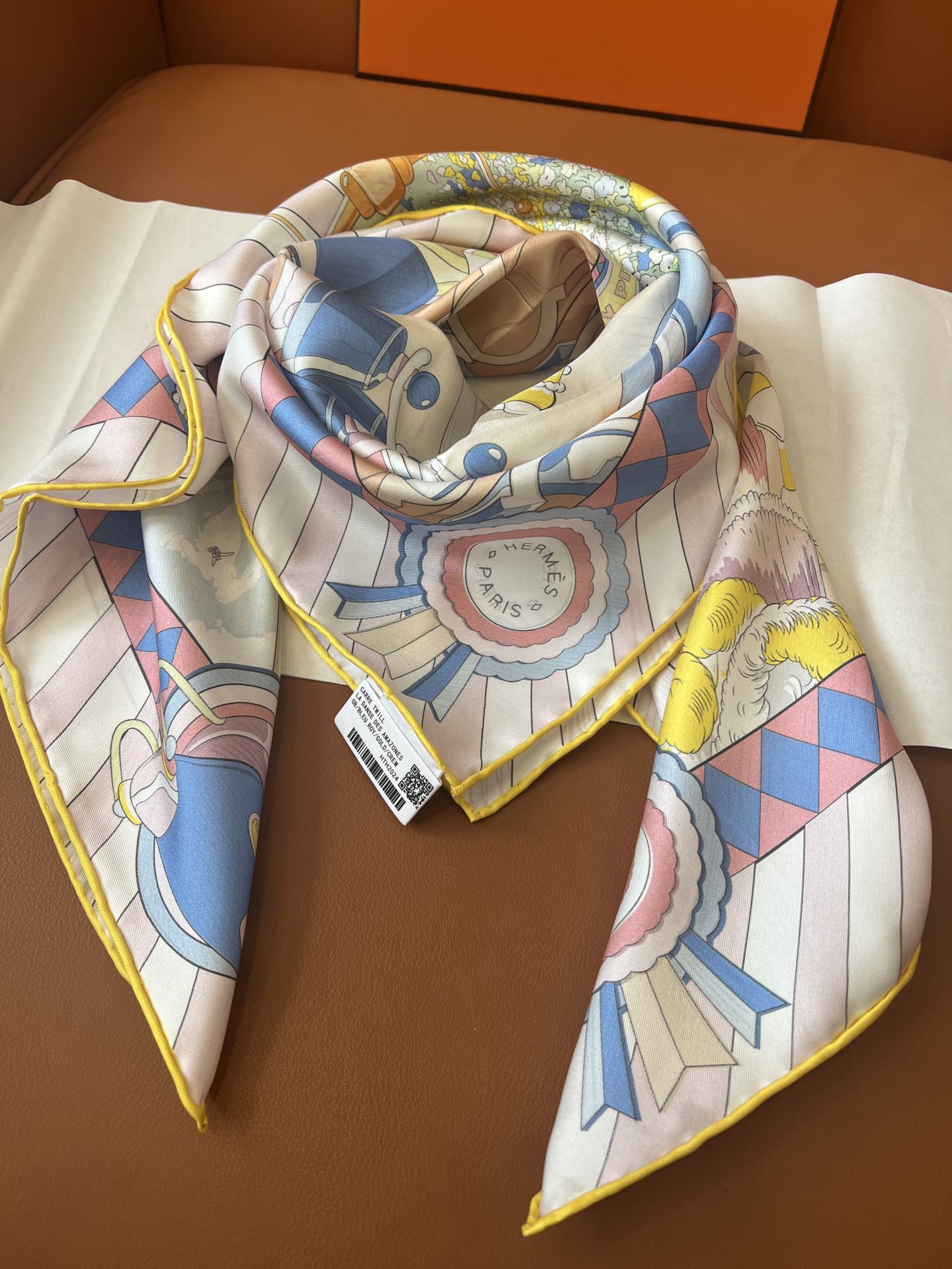 价格：（不含包装）
Hermès “小马驿站”90双面方巾
探索这款别具一格、双面可戴的两用方巾。通过创