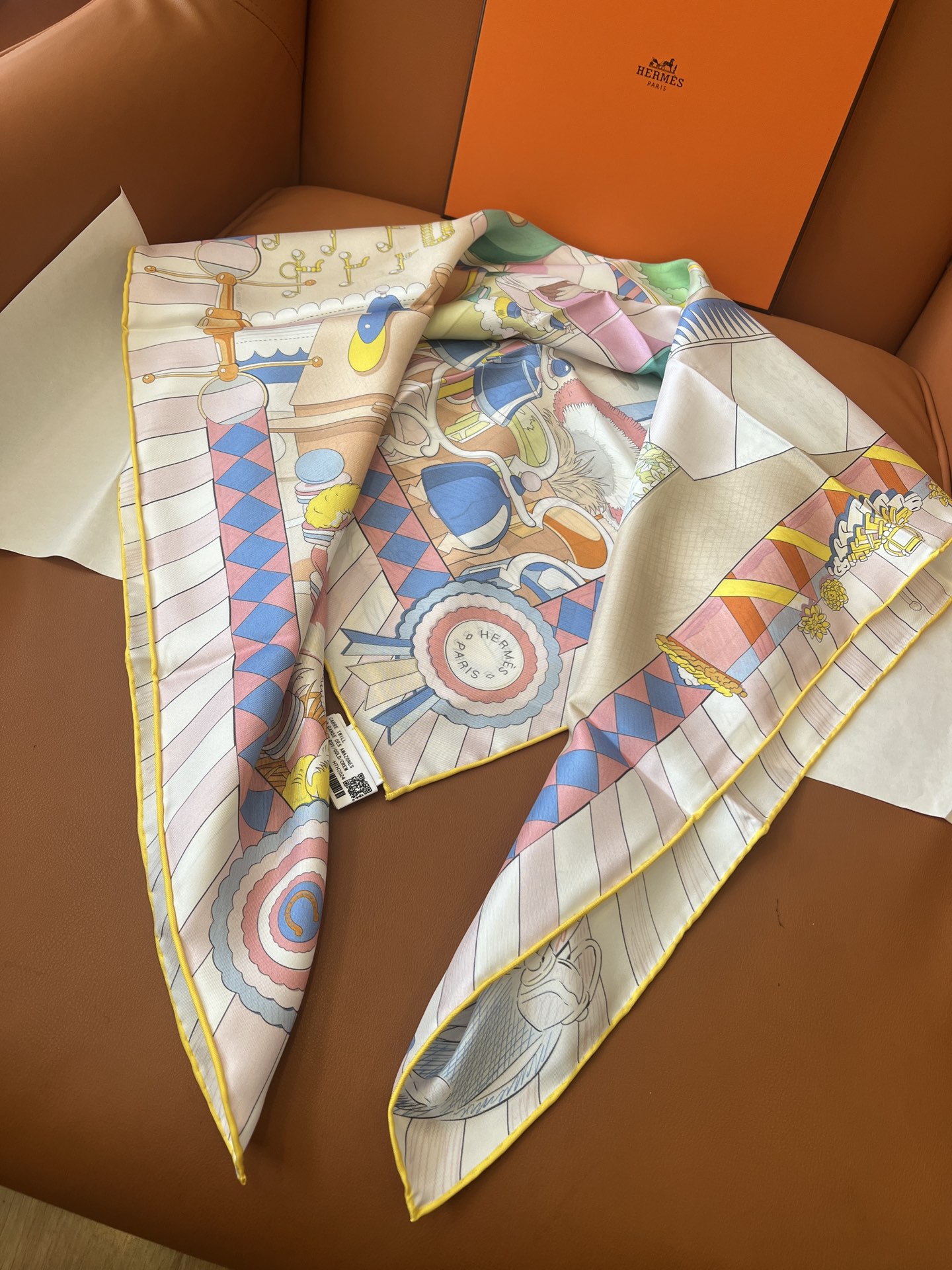 价格：（不含包装）
Hermès “小马驿站”90双面方巾
探索这款别具一格、双面可戴的两用方巾。通过创