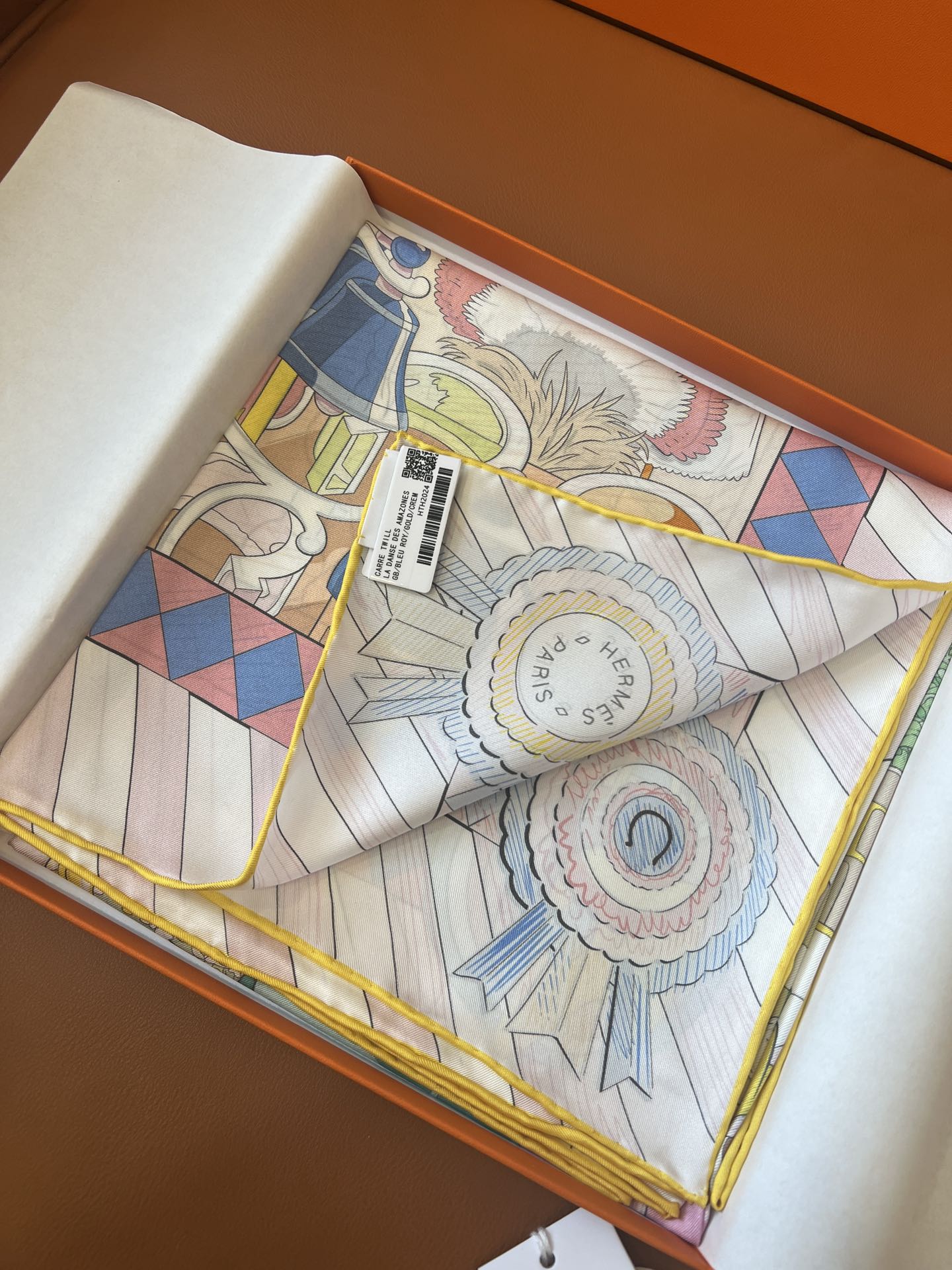 价格：（不含包装）
Hermès “小马驿站”90双面方巾
探索这款别具一格、双面可戴的两用方巾。通过创