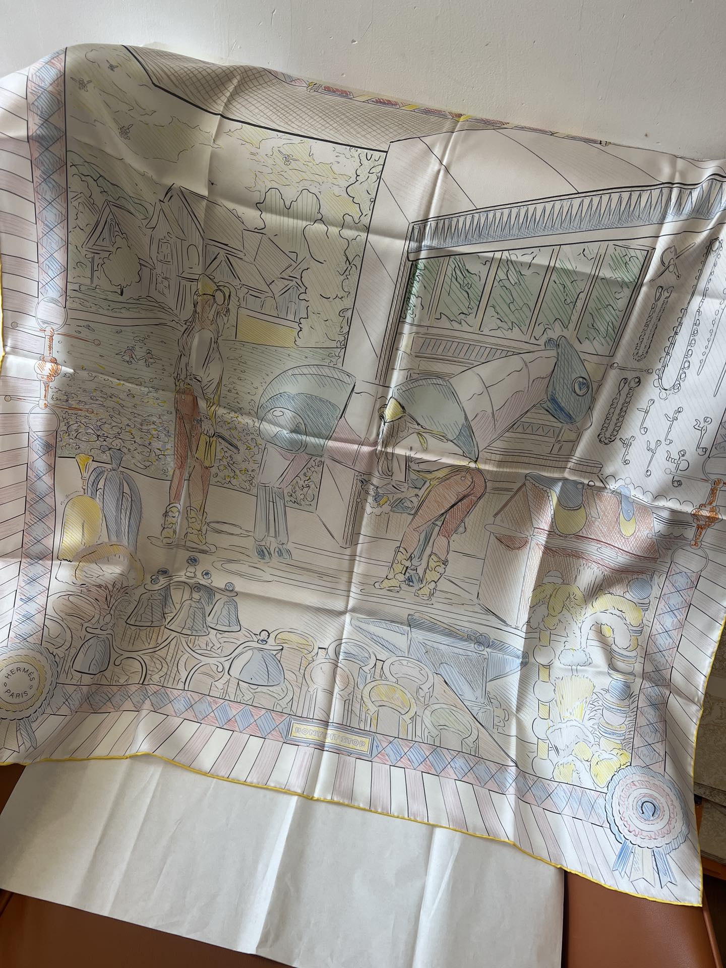 价格：（不含包装）
Hermès “小马驿站”90双面方巾
探索这款别具一格、双面可戴的两用方巾。通过创