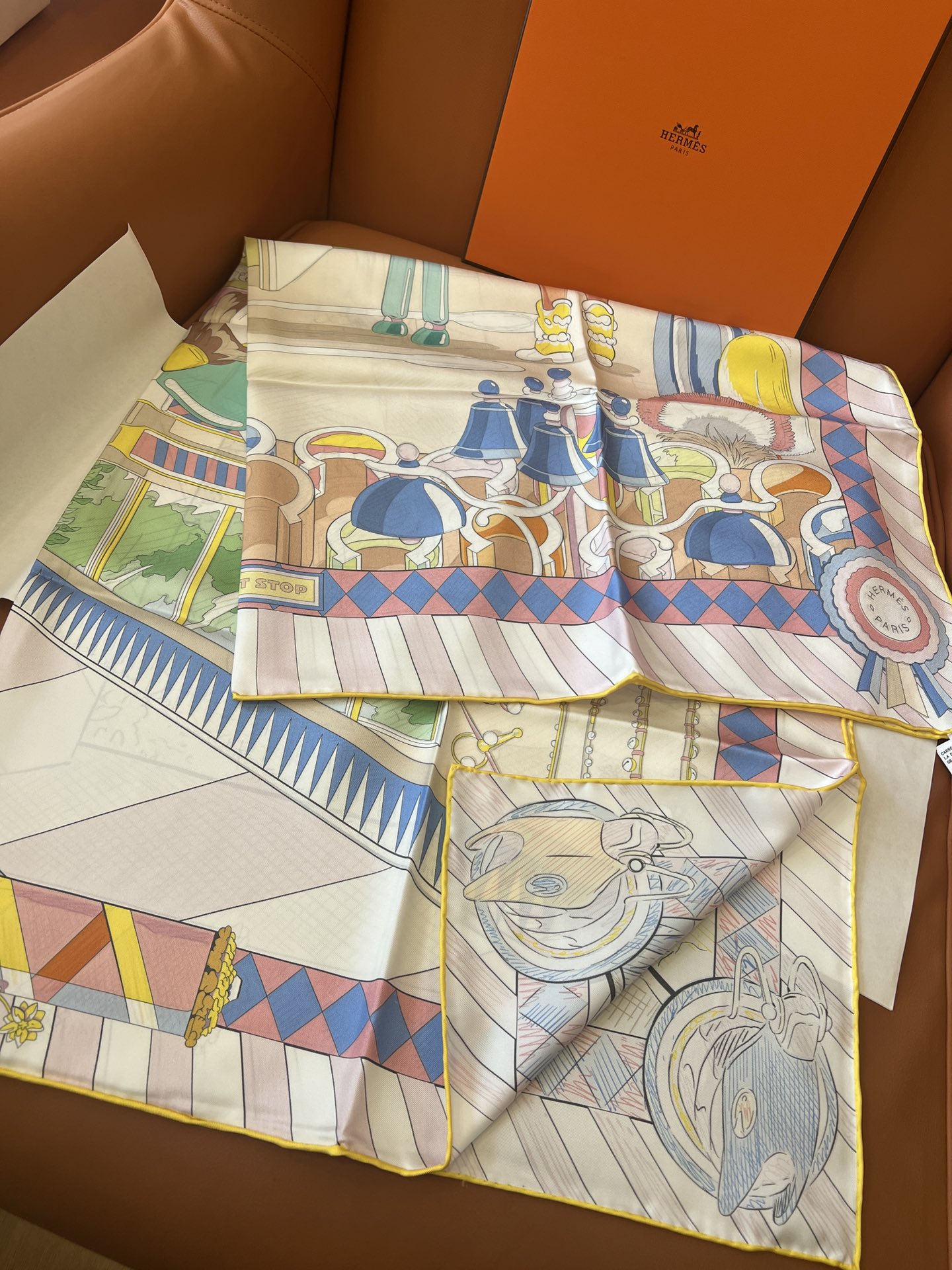 价格：（不含包装）
Hermès “小马驿站”90双面方巾
探索这款别具一格、双面可戴的两用方巾。通过创