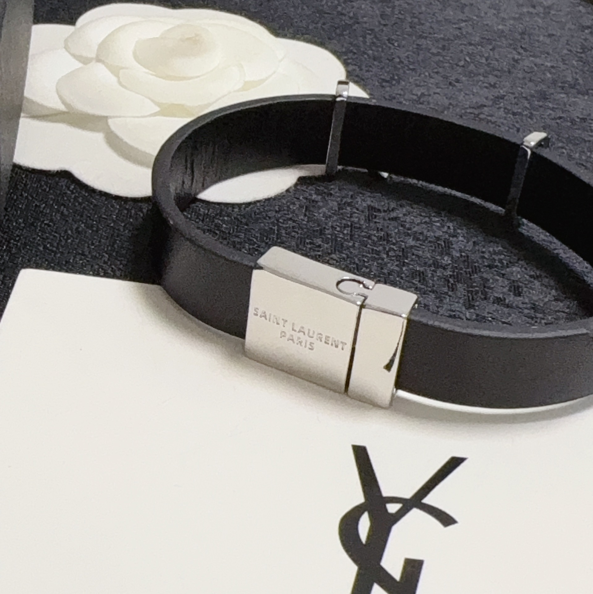 Luxurious YSL Leather Bracelet: Elegant and Bold French Fashion Statement - 图片 5