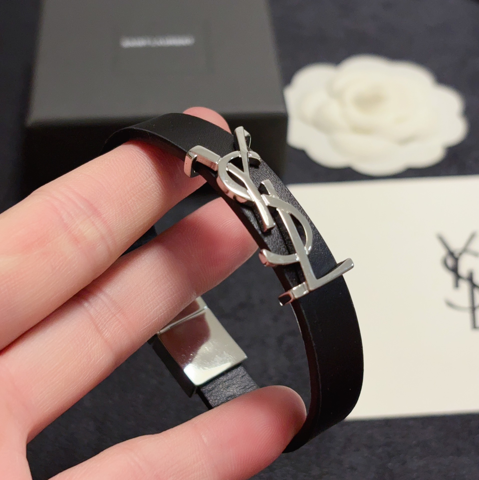 Luxurious YSL Leather Bracelet: Elegant and Bold French Fashion Statement - 图片 8