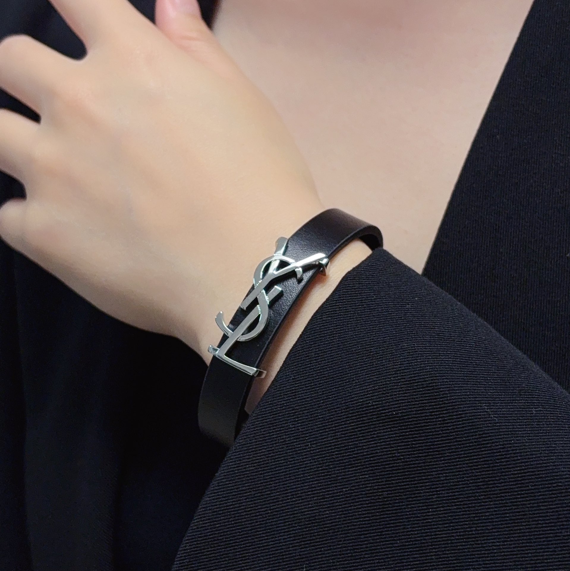Luxurious YSL Leather Bracelet: Elegant and Bold French Fashion Statement - 图片 1
